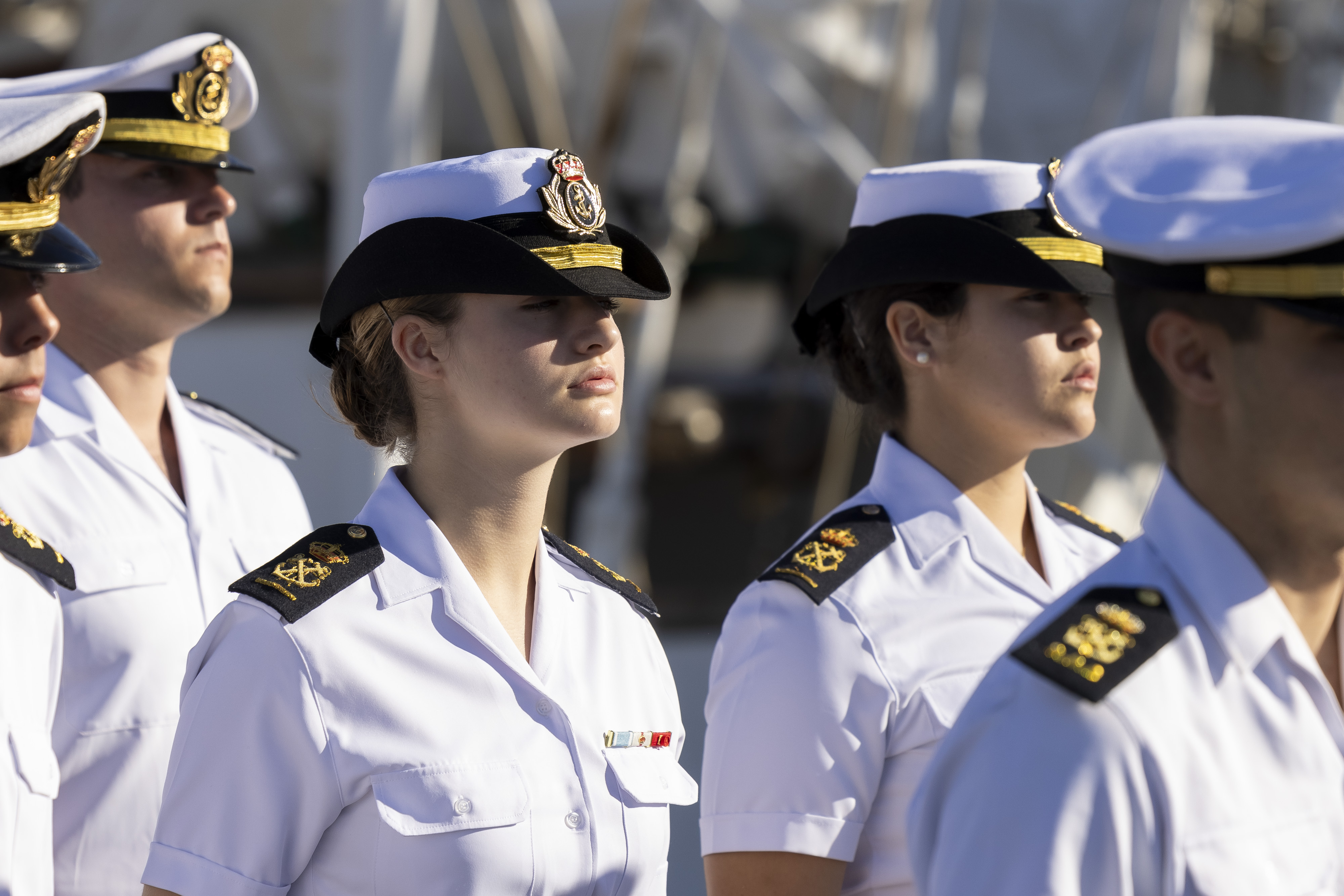 La princesa Leonor de España junto a sus compañeros de tripulación a su llegada al puerto de Las Palmas de Gran Canaria el 21 de enero de 2025 en Las Palmas de Gran Canaria, España. | Fuente: Getty Images