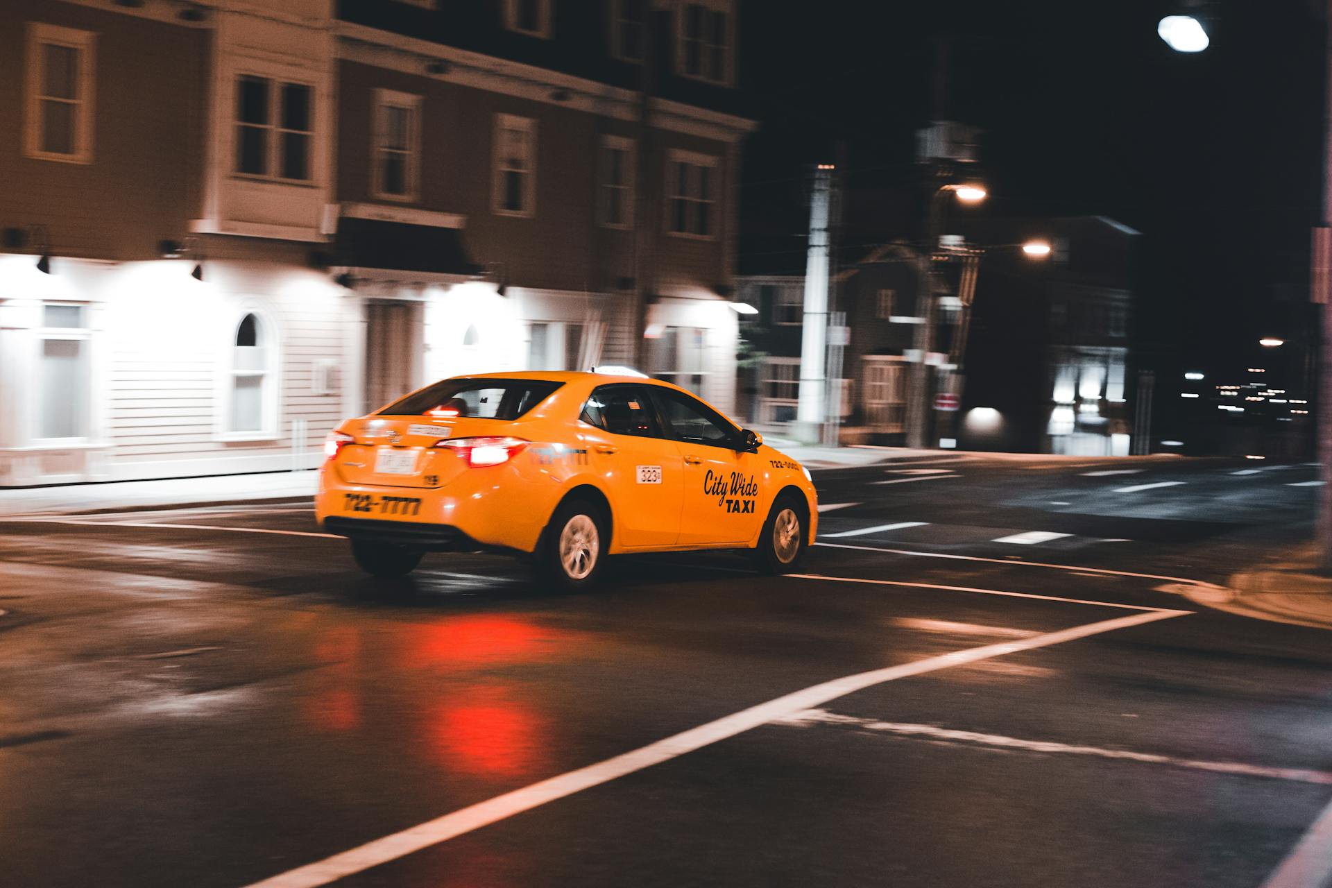 Un taxi circulando de noche por una ciudad | Fuente: Pexels