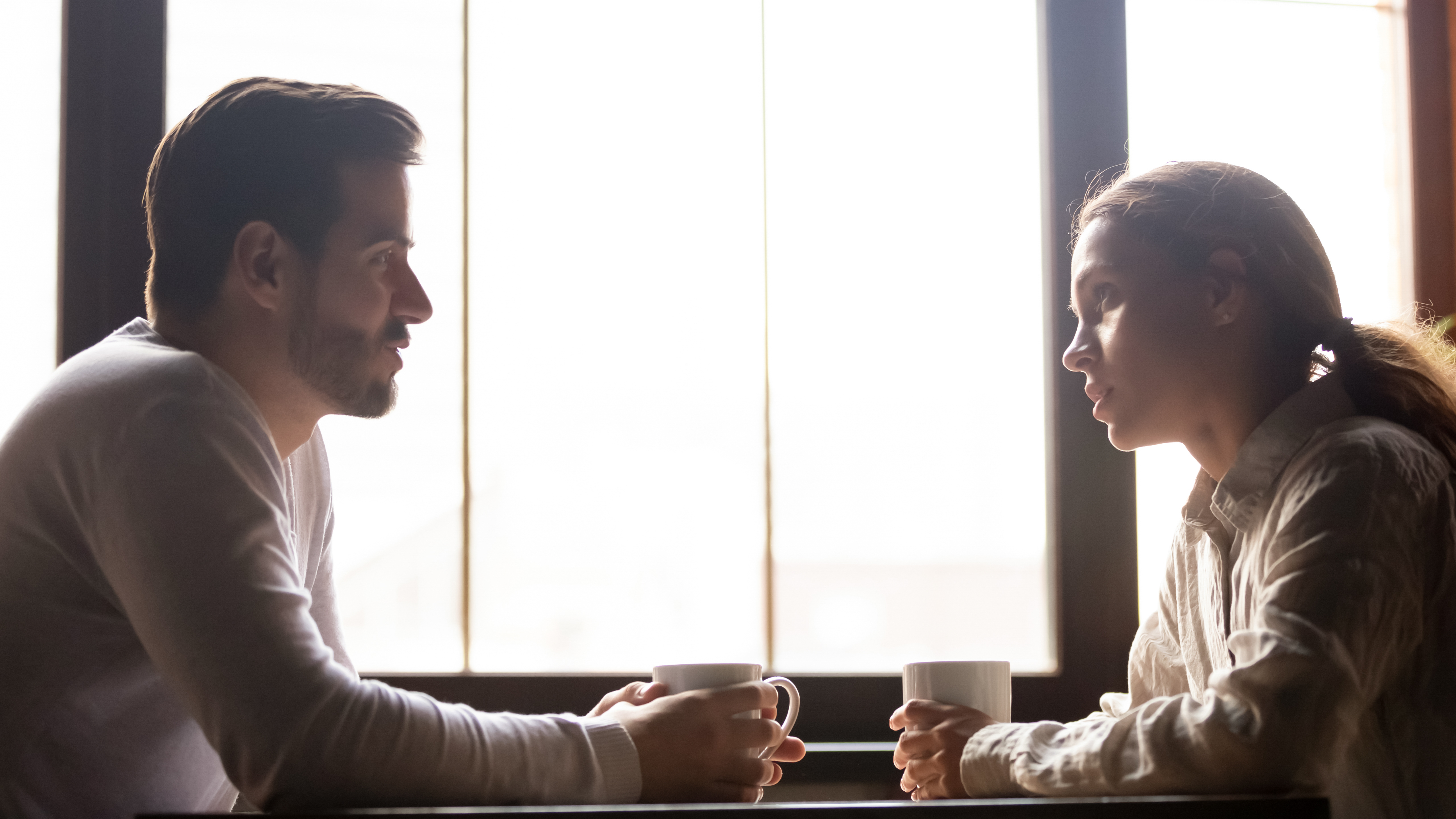 Una pareja hablando mientras toma un café | Fuente: Shutterstock