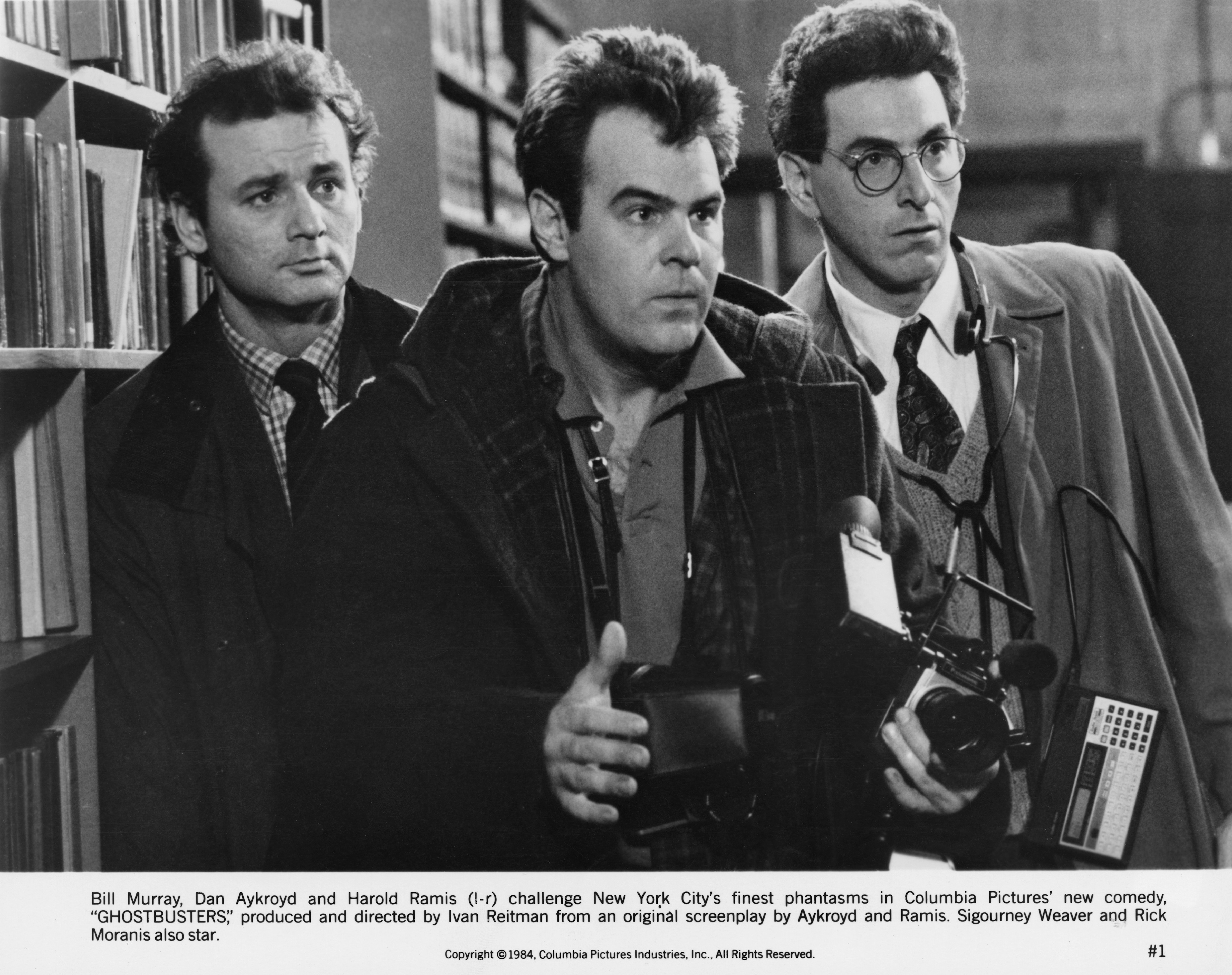 Bill Murray, Dan Aykroyd y Harold Ramiss en el plató de "Cazafantasmas", 1984 | Fuente: Getty Images