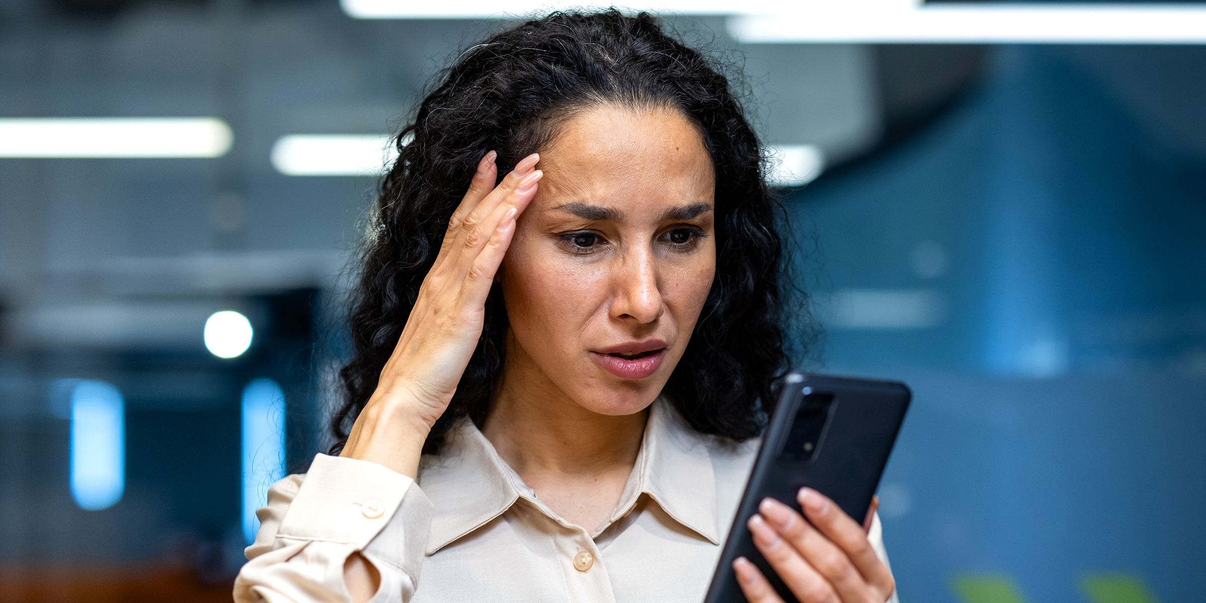 Una mujer mirando su teléfono | Fuente: Shutterstock