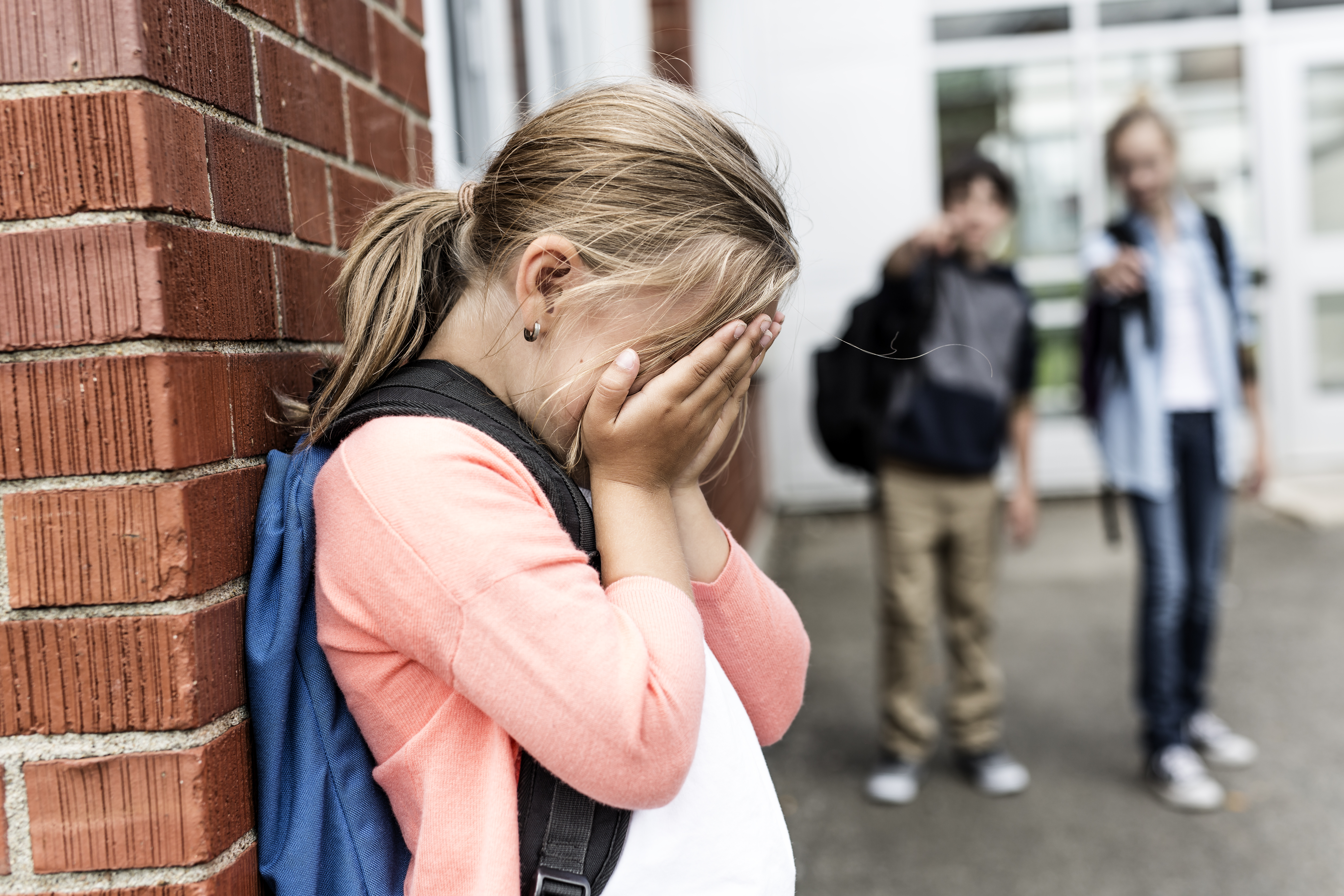 Una niña llorando en el pasillo del colegio | Foto: Shutterstock
