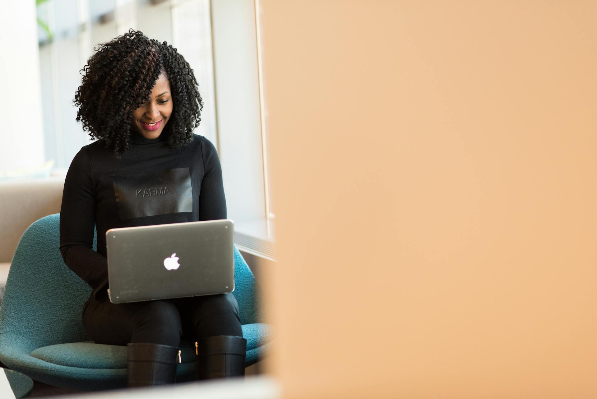 Una mujer usando su portátil | Fuente: Pexels