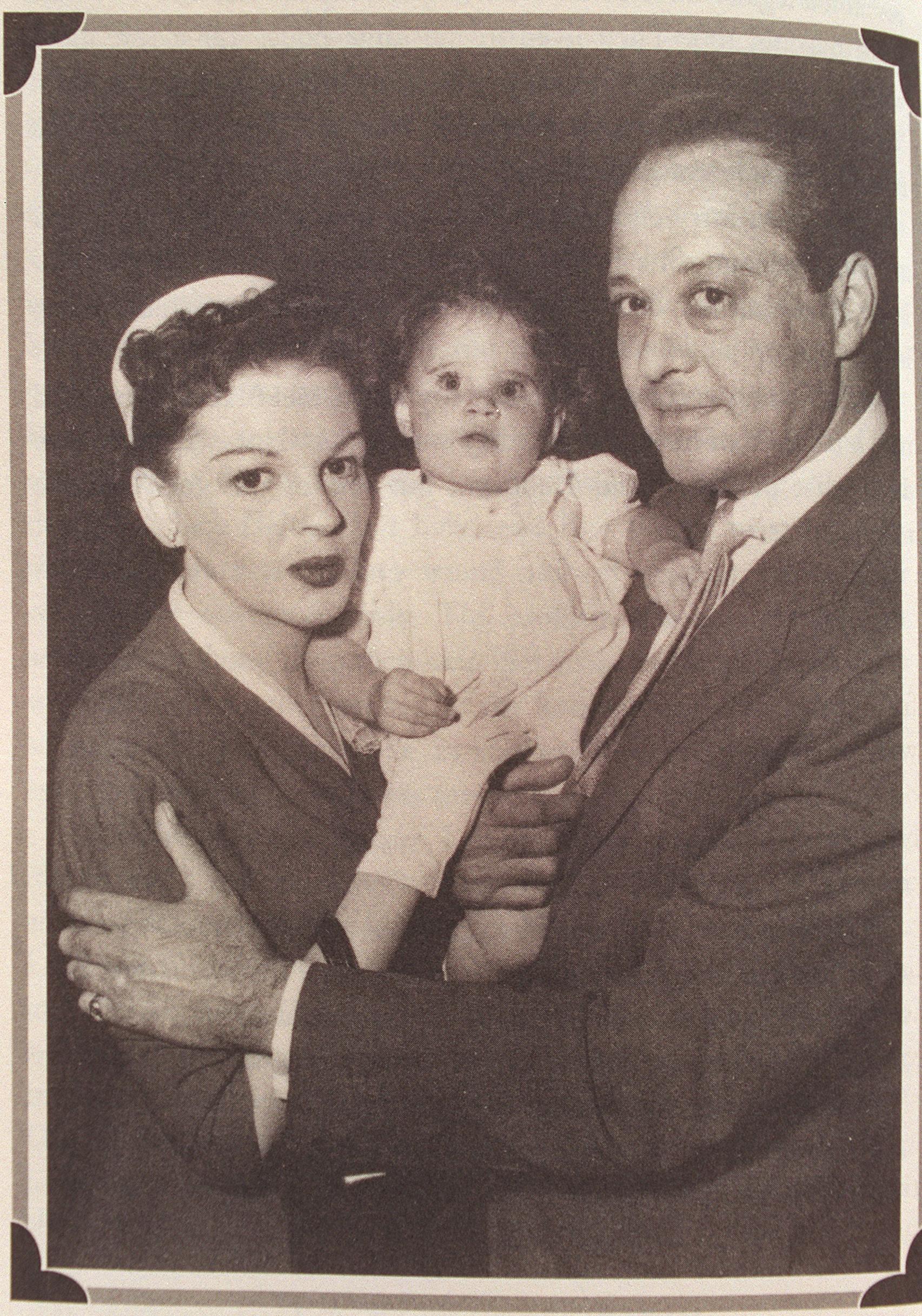 Foto sin fecha de la actriz Judy Garland y Sidney Luft en el rodaje de "A Star Is Born" | Fuente: Getty Images