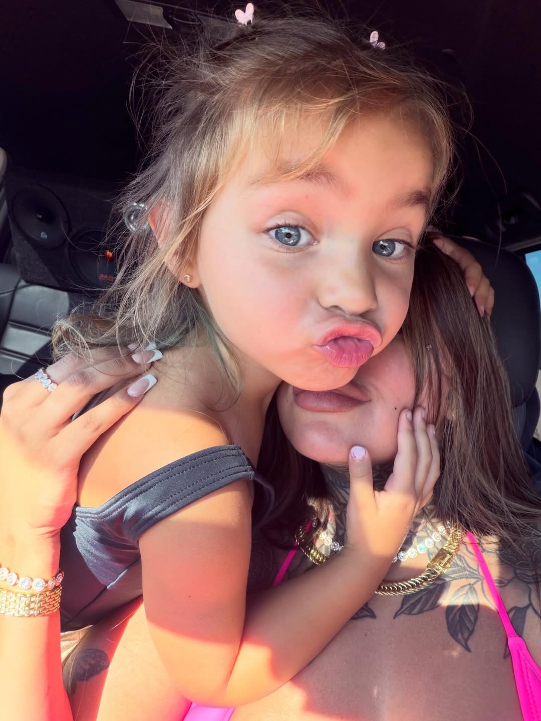 Tamara Báez junto a su hija Jamaica disfrutando de un día de relajación en la playa | Fuente: Instagram/tamibaez222