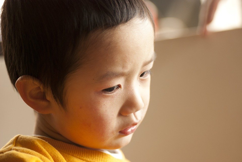 Niño con cara triste. | Imagen: Pixabay