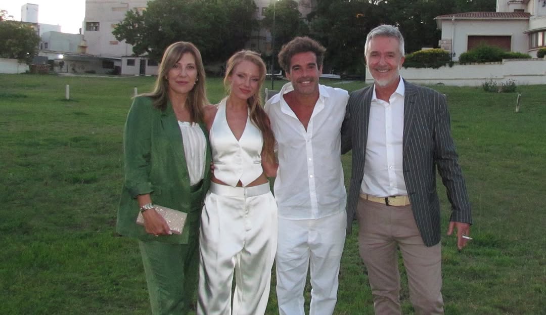 Nicolás Cabré y Rocío Pardo en su casamiento civil, rodeados de su familia | Fuente: Instagram/rrociopardo