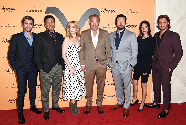 Wes Bentley, Gil Birmingham, Kelly Reilly, Kevin Costner, Cole Hauser, Kelsey Chow y Luke Grimes en Lombardi House el 30 de mayo de 2019 en Los Ángeles, California. | Foto: Getty Images