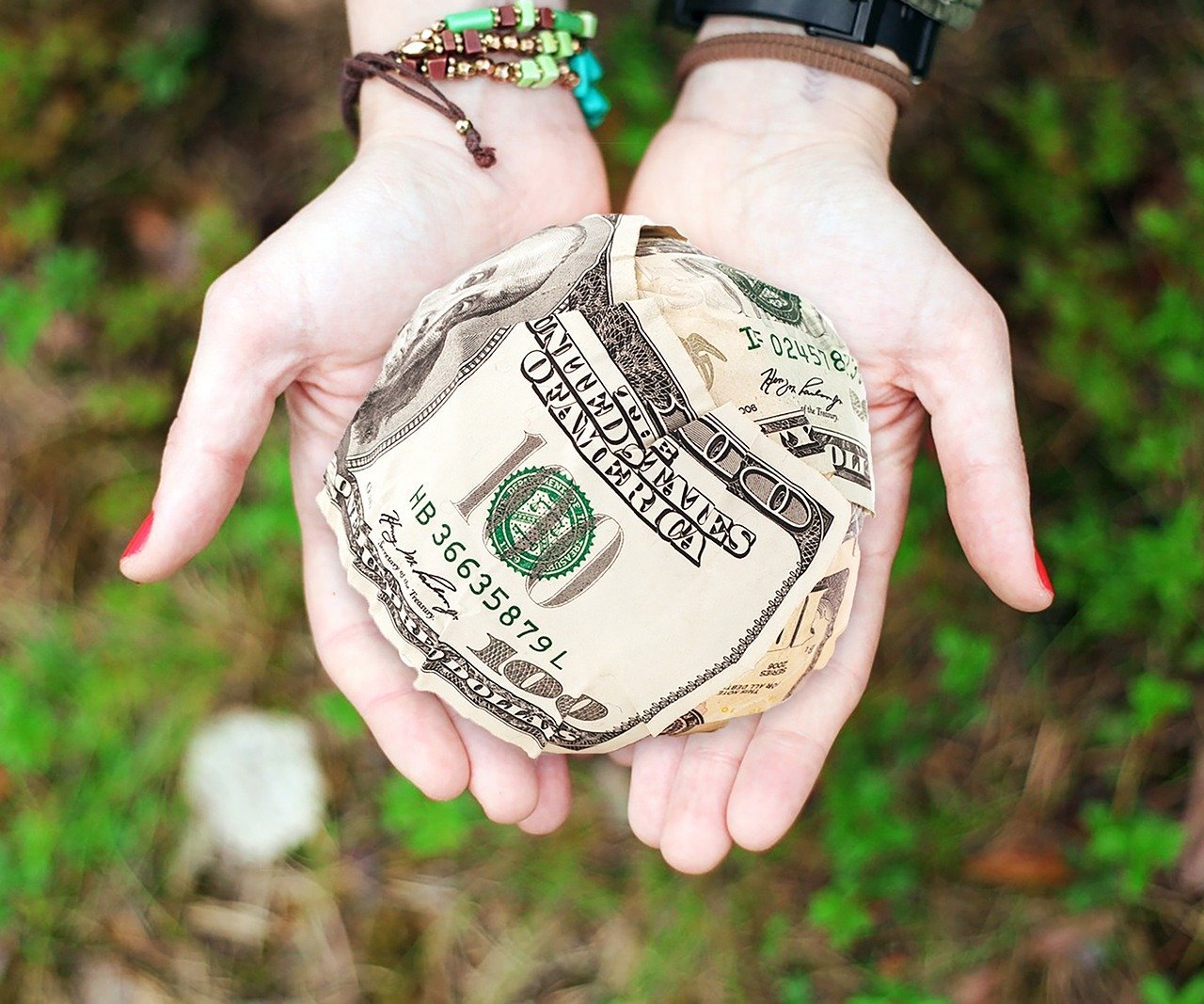 Manos sosteniendo una cantidad de dinero. I Foto: Pixabay. 