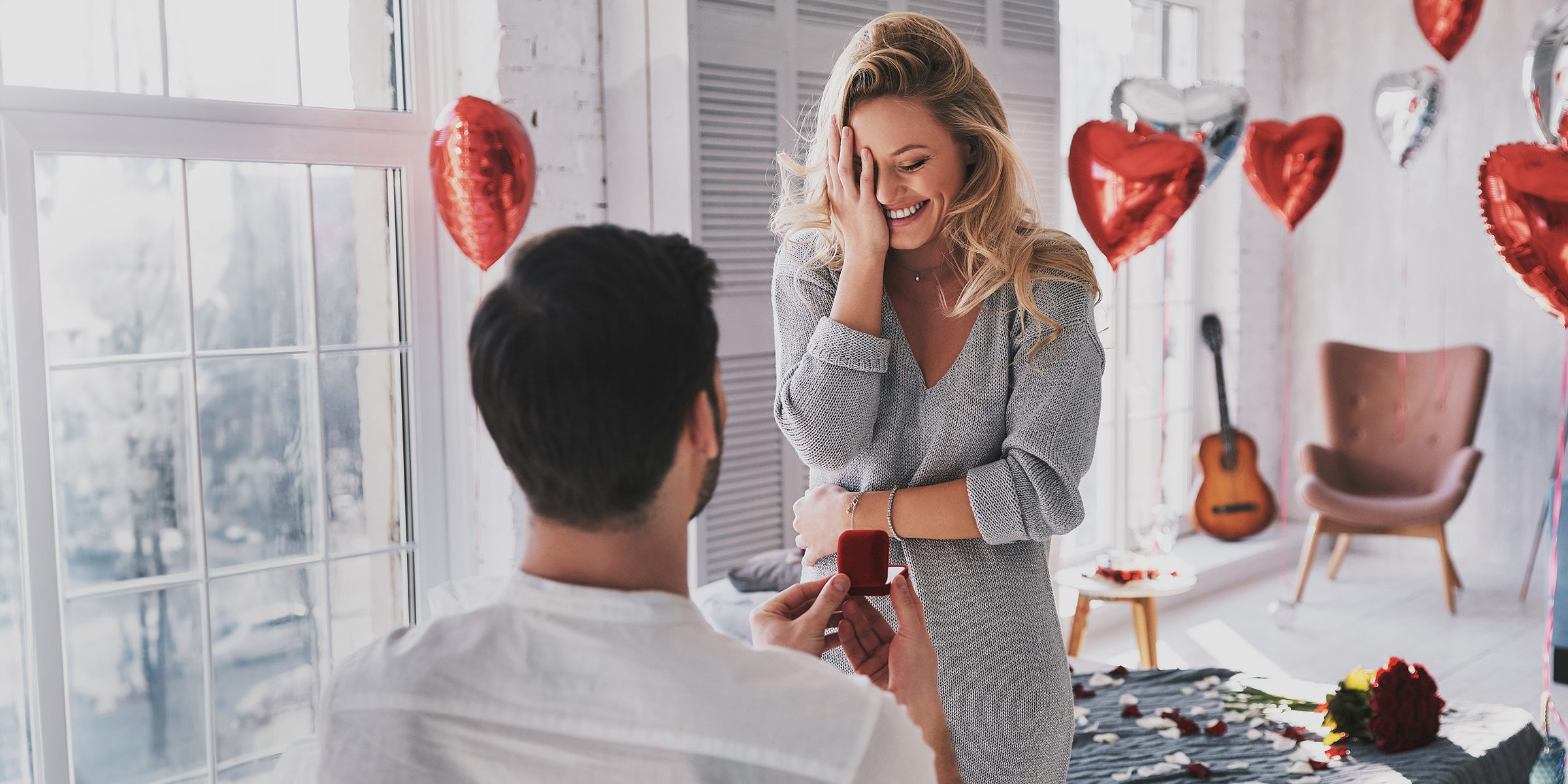 Un hombre pidiéndole matrimonio a su novia | Fuente: Shutterstock