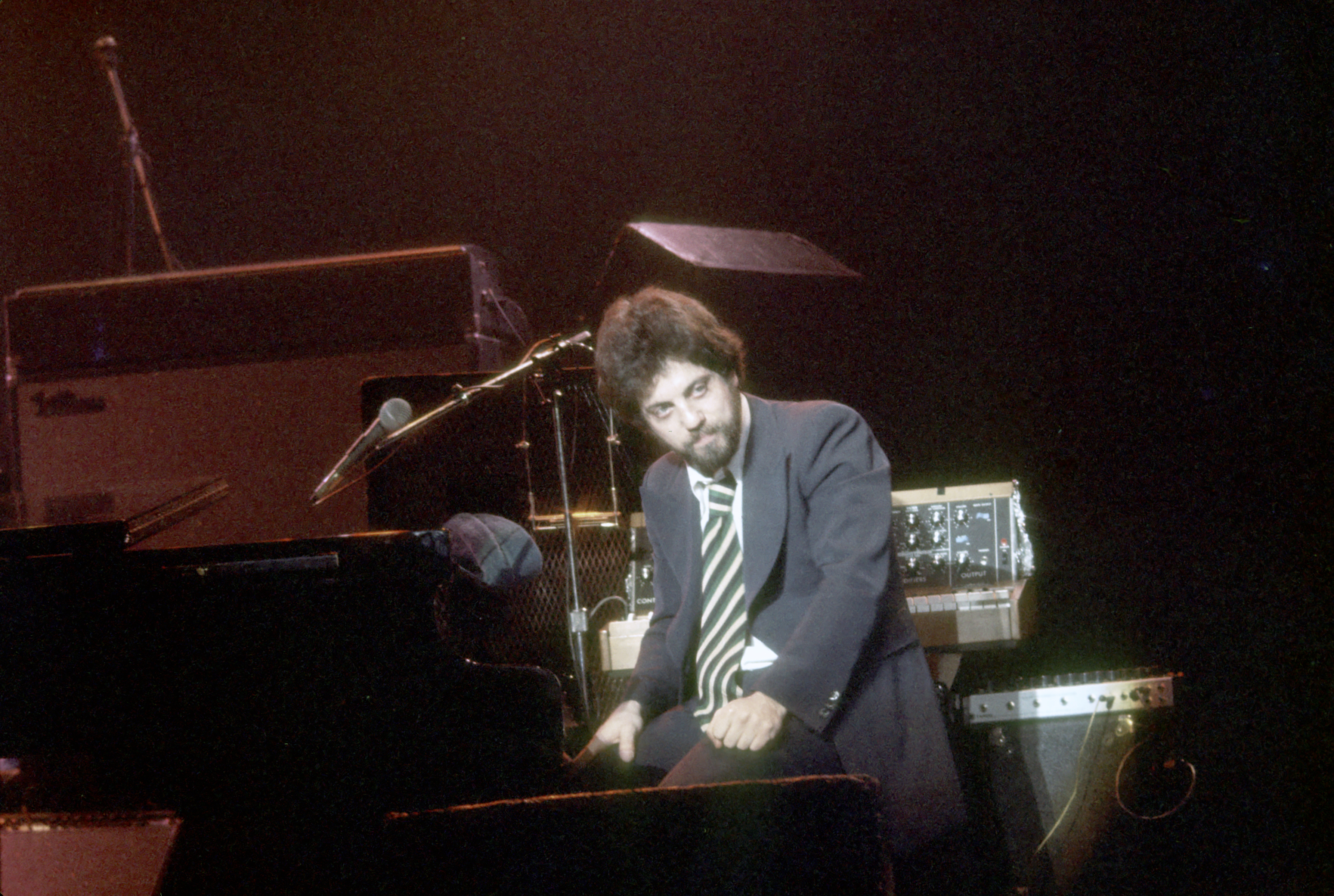 Billy Joel aparece tocando el piano en el escenario hacia 1980 | Foto: Getty Images