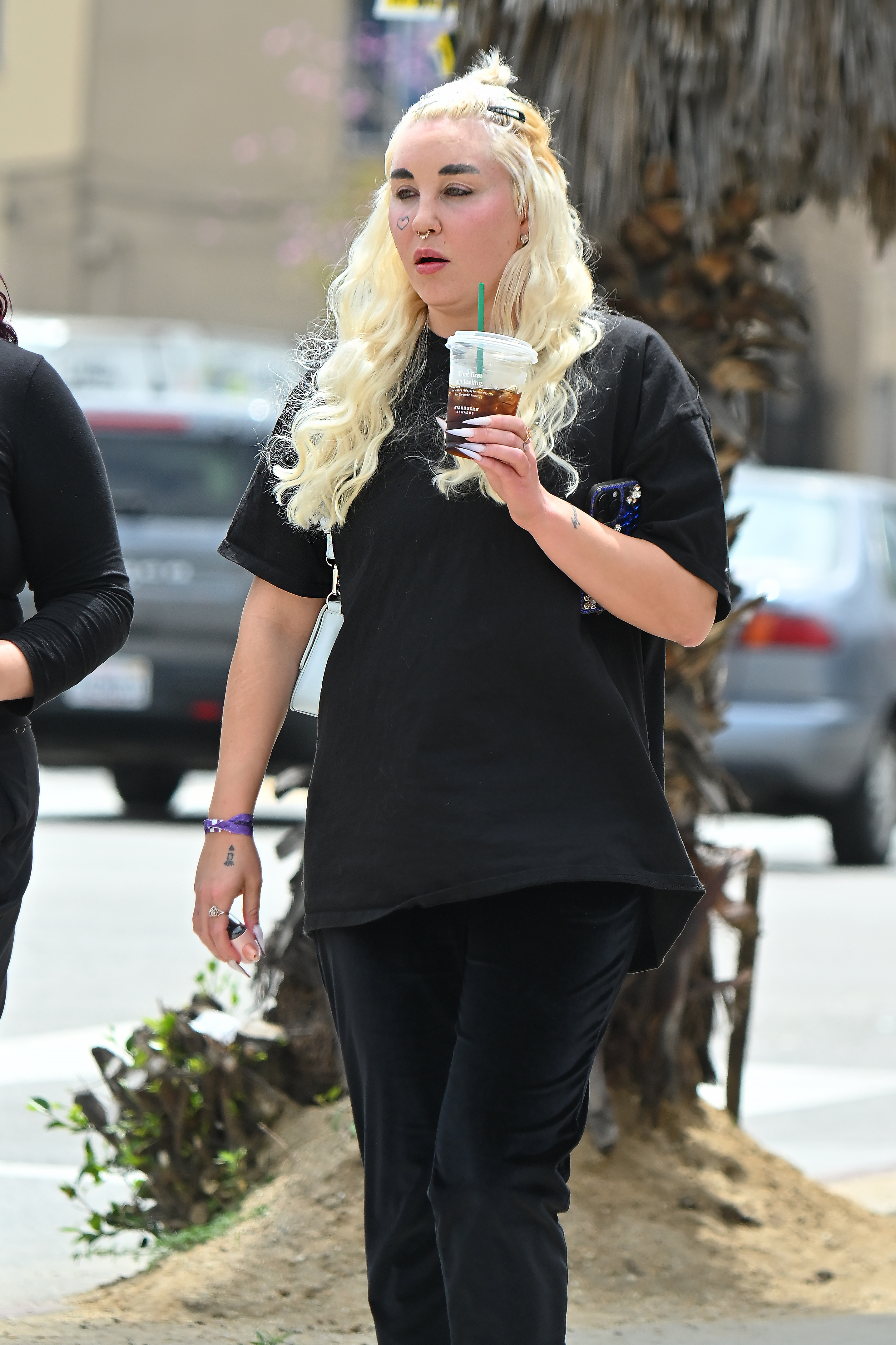 Amanda Bynes vista de paseo en Los Ángeles, California, el 25 de abril de 2024. | Fuente: Getty Images