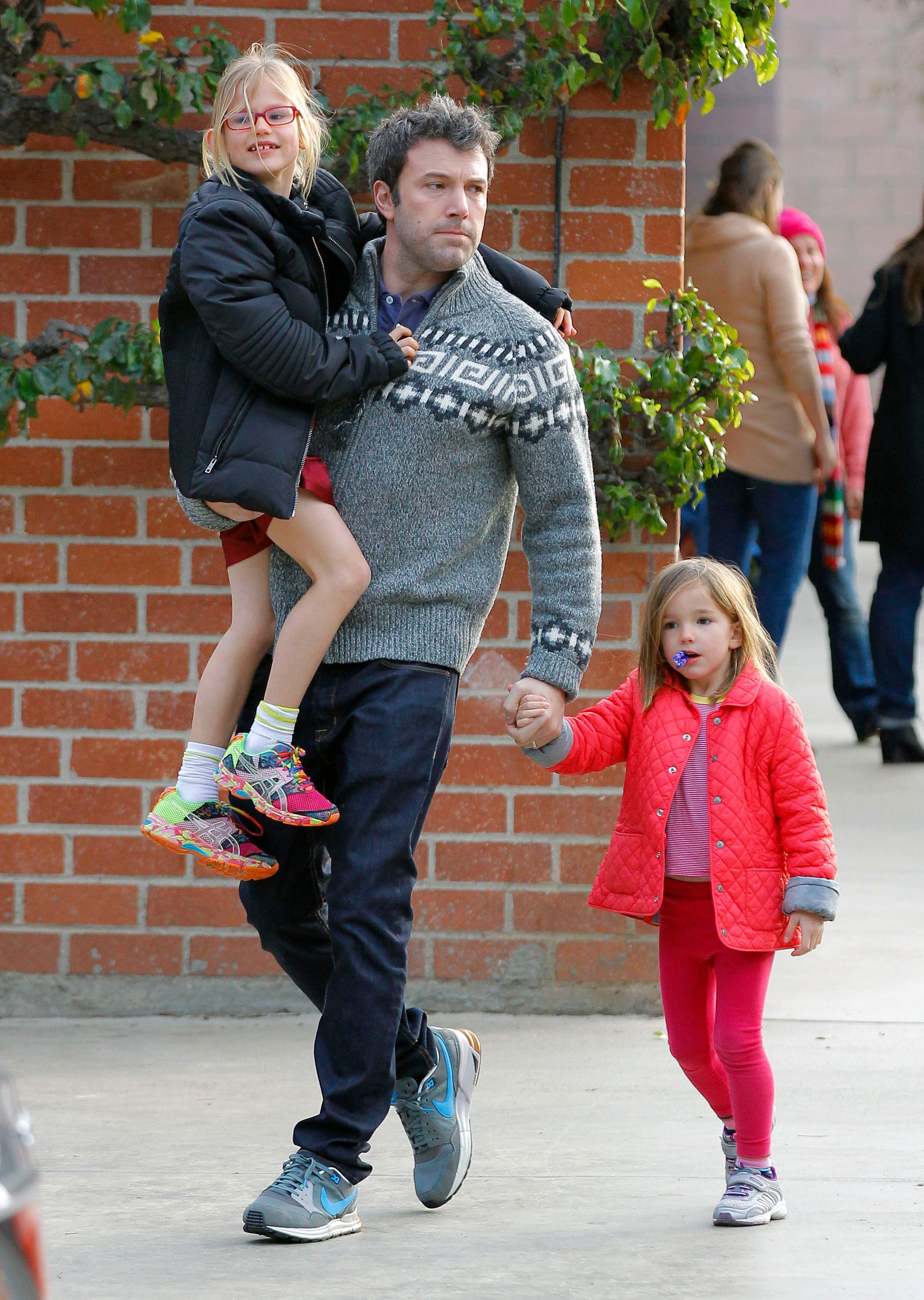Ben Affleck y sus hijas, Violet y Seraphina Affleck, vistos saliendo de un parque el 8 de diciembre de 2013, en Los Ángeles, California | Fuente: Getty Images