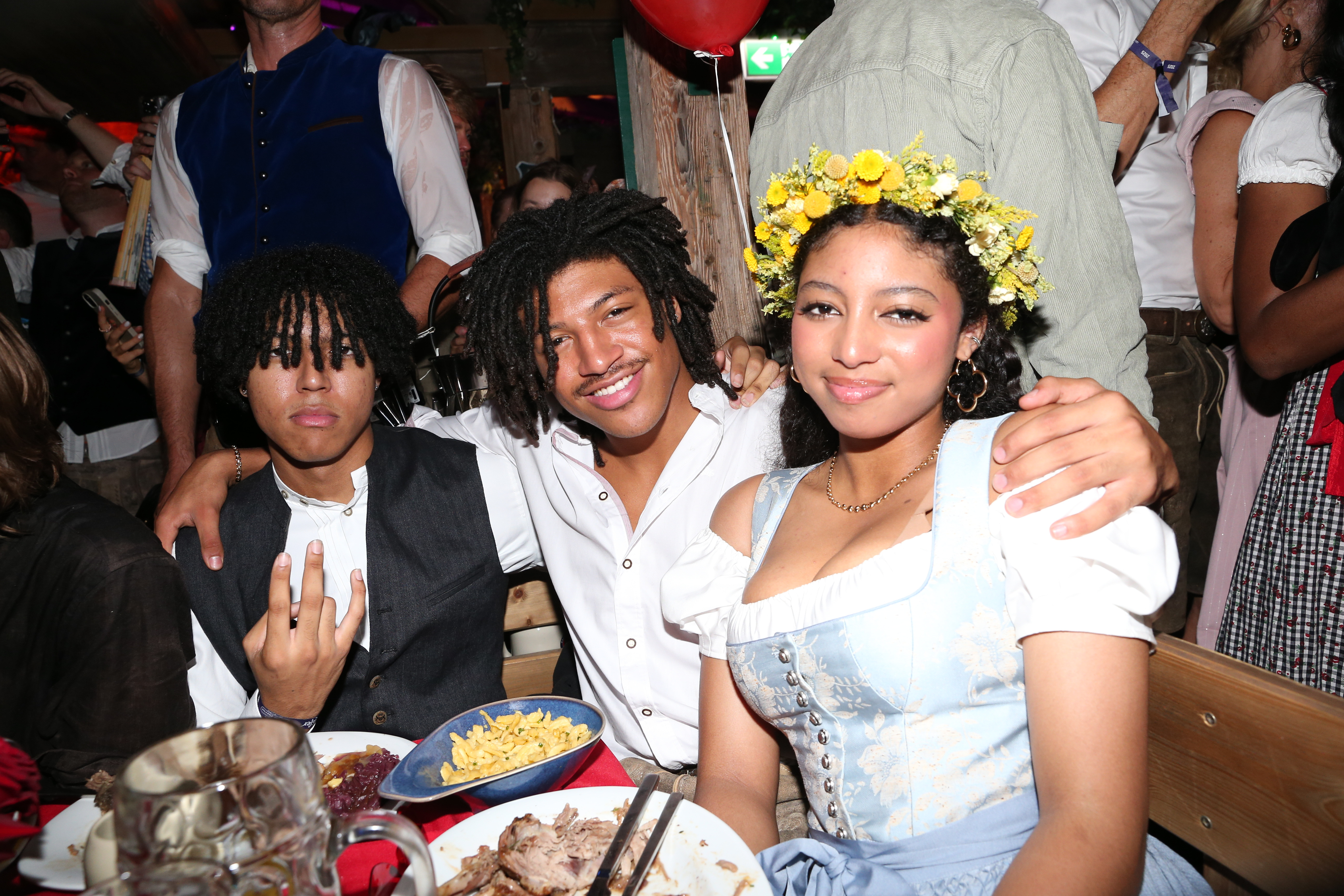 Johan Samuel, Henry Samuel y Lou Klum durante la inauguración del Oktoberfest (Wiesn) en el Käfer Wiesn-Schänke Theresienwiese, el 20 de septiembre de 2025 | Fuente: Getty Images
