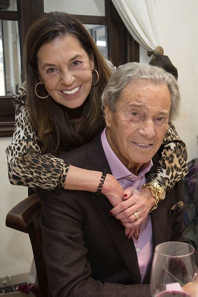 Arturo Fernández con su pareja, Carmen Quesada, en 2017 en Madrid, España. | Foto: Getty Images