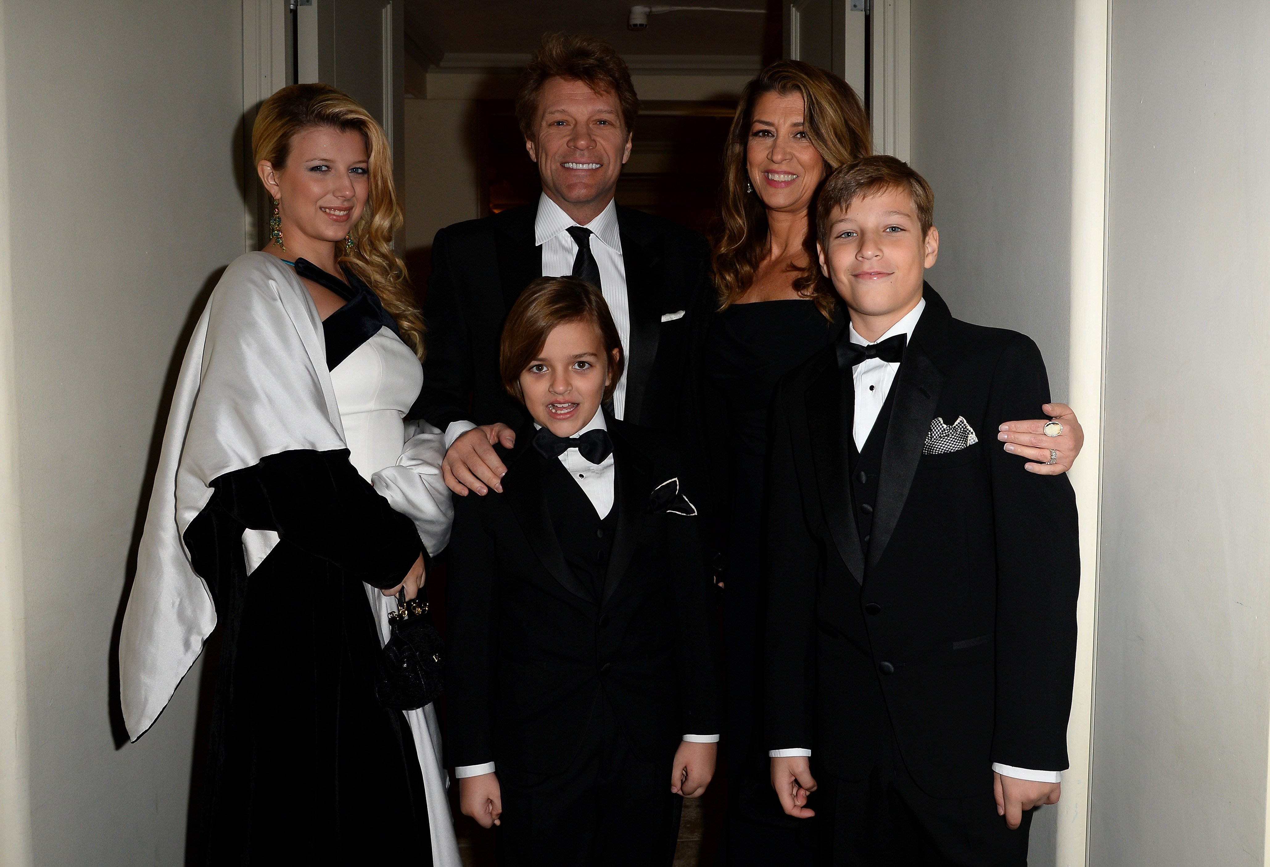 Jon Bon Jovi, Dorothea Hurley y sus hijos en Ayuda de Centrepoint el 26 de noviembre de 2013 en Londres, Inglaterra. | Foto: Getty Images