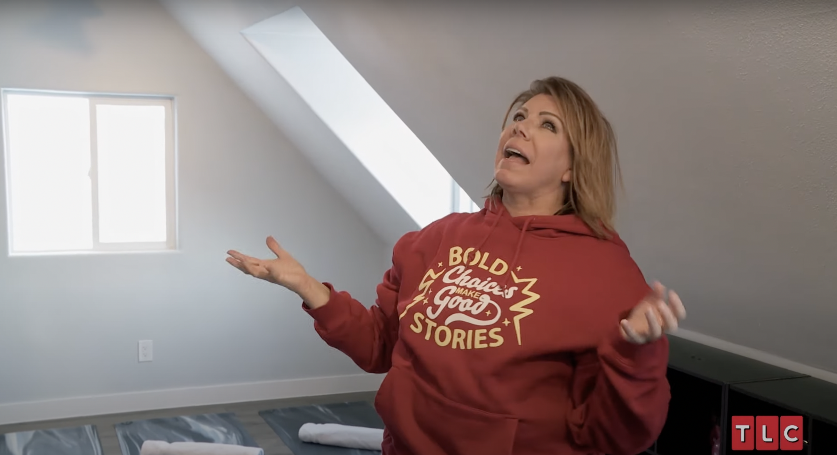 Meri Brown admirando su renovada casa de carruajes en "Sister Wives" | Fuente: YouTube/TLC