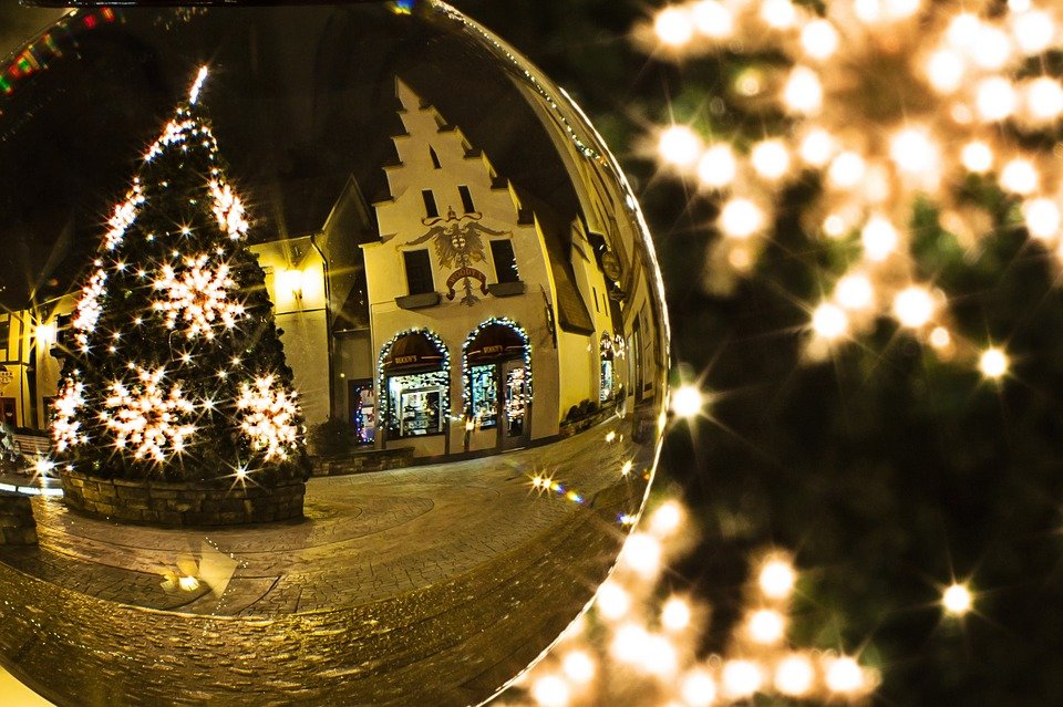 Árbol de Navidad reflejado en una bola de cristal. | Foto: Pixabay
