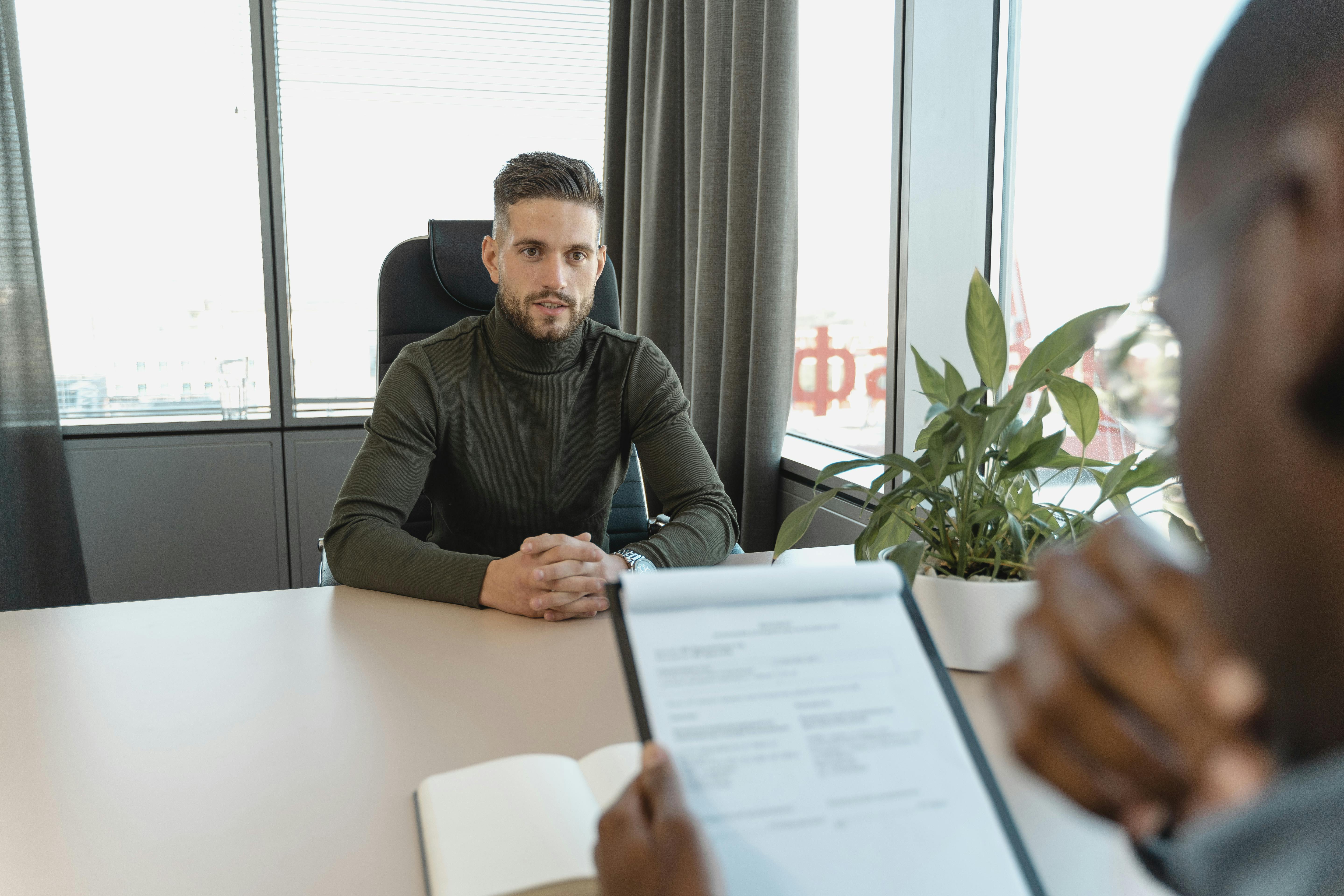 Un hombre en una entrevista de trabajo | Fuente: Pexels