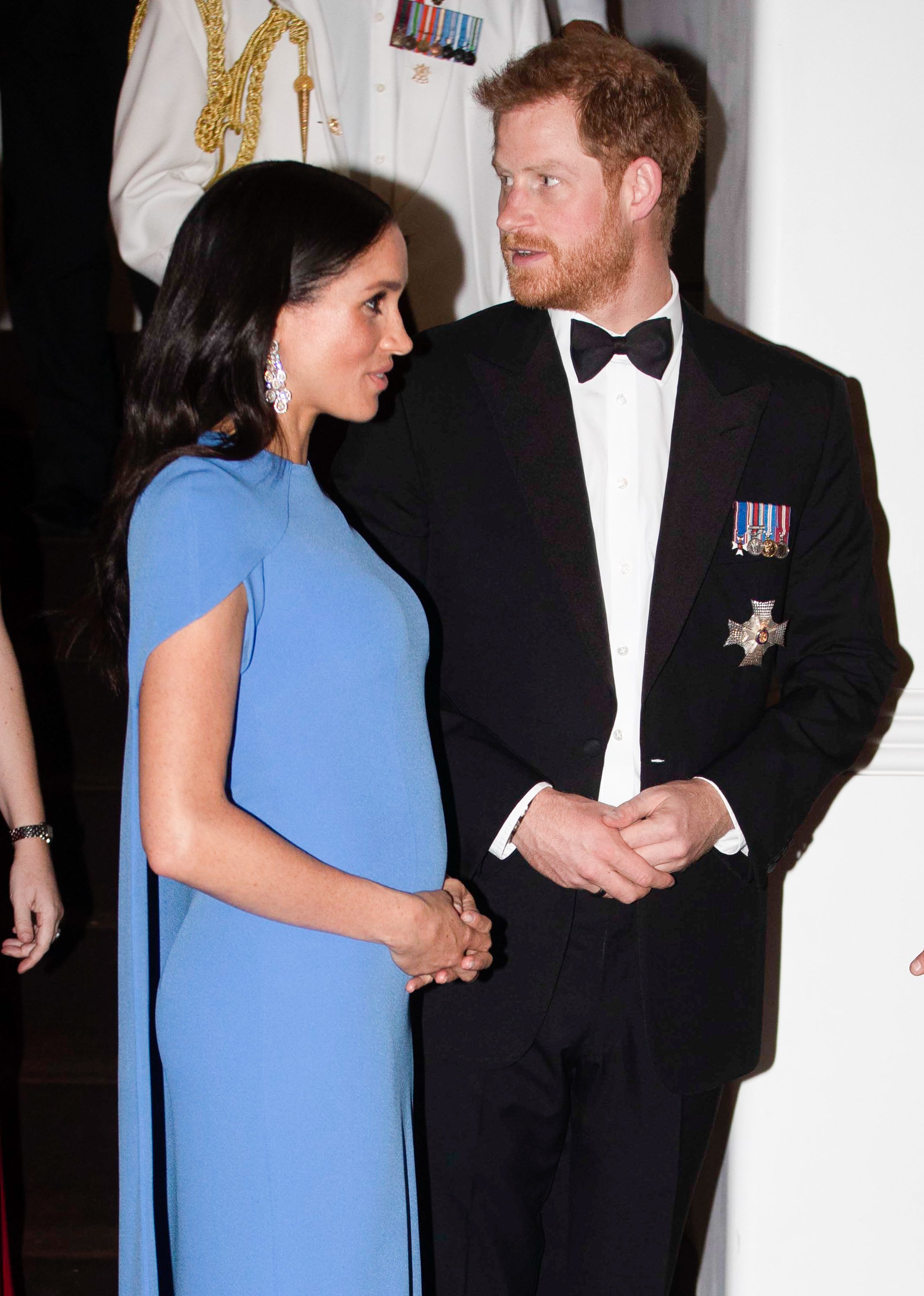 El príncipe Harry y Meghan Markle asisten a una cena de estado ofrecida por el presidente de la nación del Pacífico Sur, Jioji Konrote, en el Grand Pacific Hotel el 23 de octubre de 2018 en Suva, Fiyi. | Foto: Getty Images 