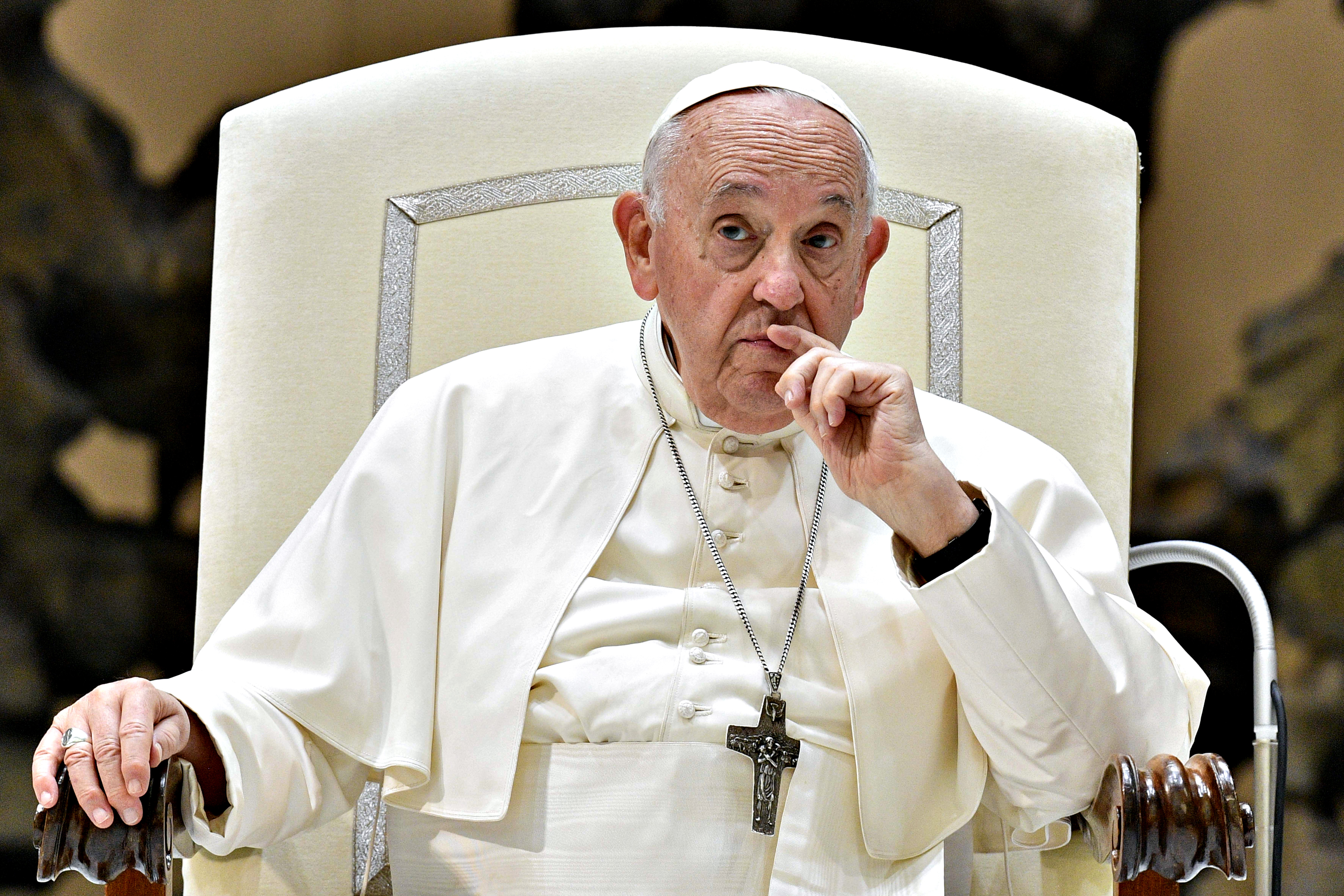 El Papa Francisco asiste a su audiencia general semanal en el Aula Pablo VI el 9 de agosto de 2023, en la Ciudad del Vaticano. | Fuente: Getty Images