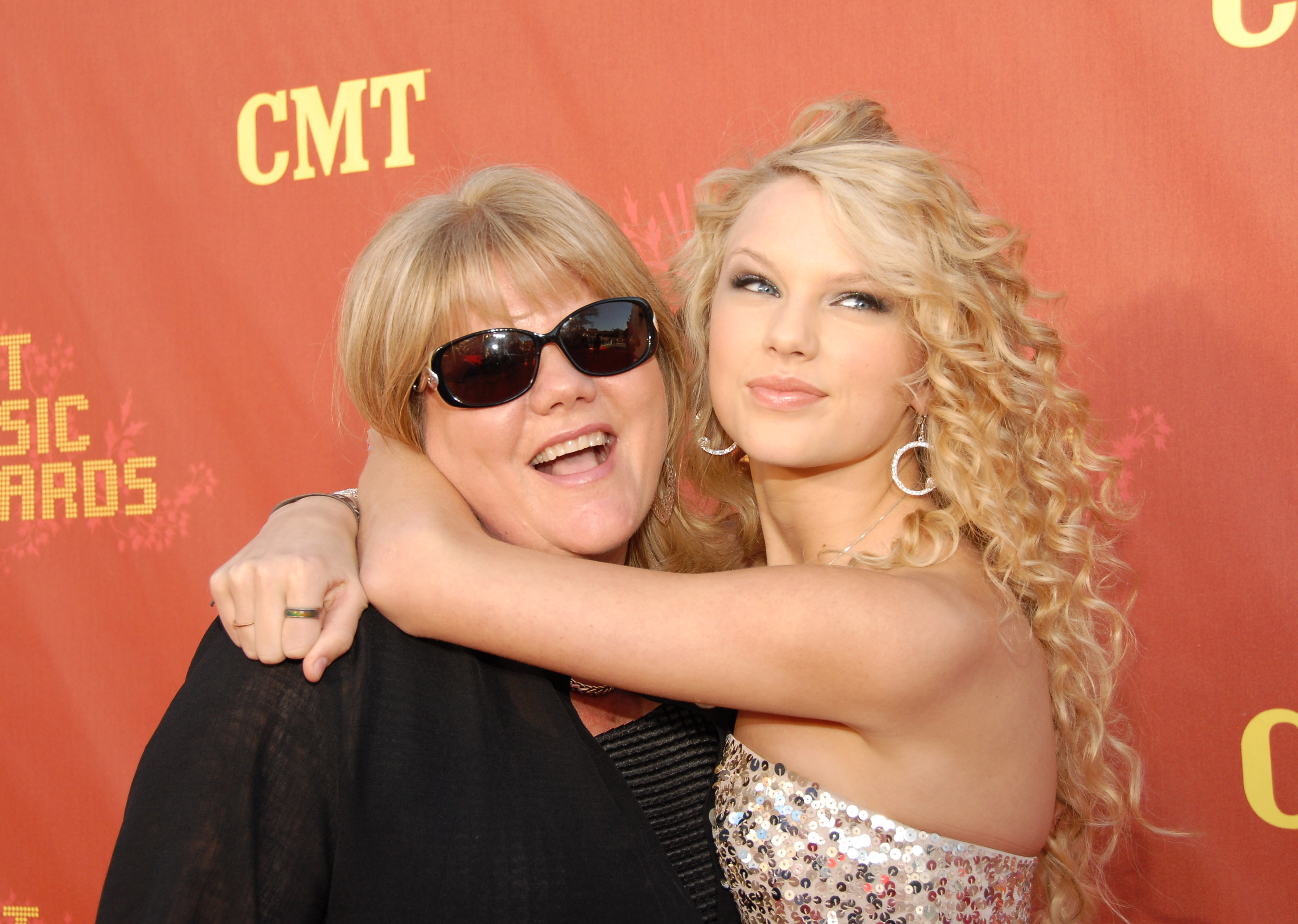 Andrea y Taylor Swift en los CMT Music Awards - Alfombra Roja el 16 de abril de 2007 | Fuente: Getty Images
