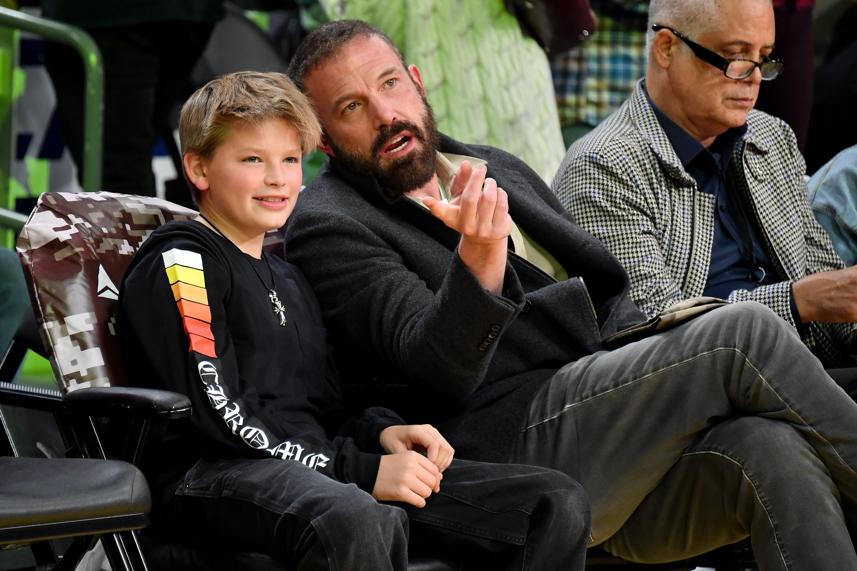 Samuel y Ben Affleck asisten a un partido de baloncesto entre Los Angeles Lakers y los Toronto Raptors el 10 de noviembre de 2024 | Fuente: Getty Images