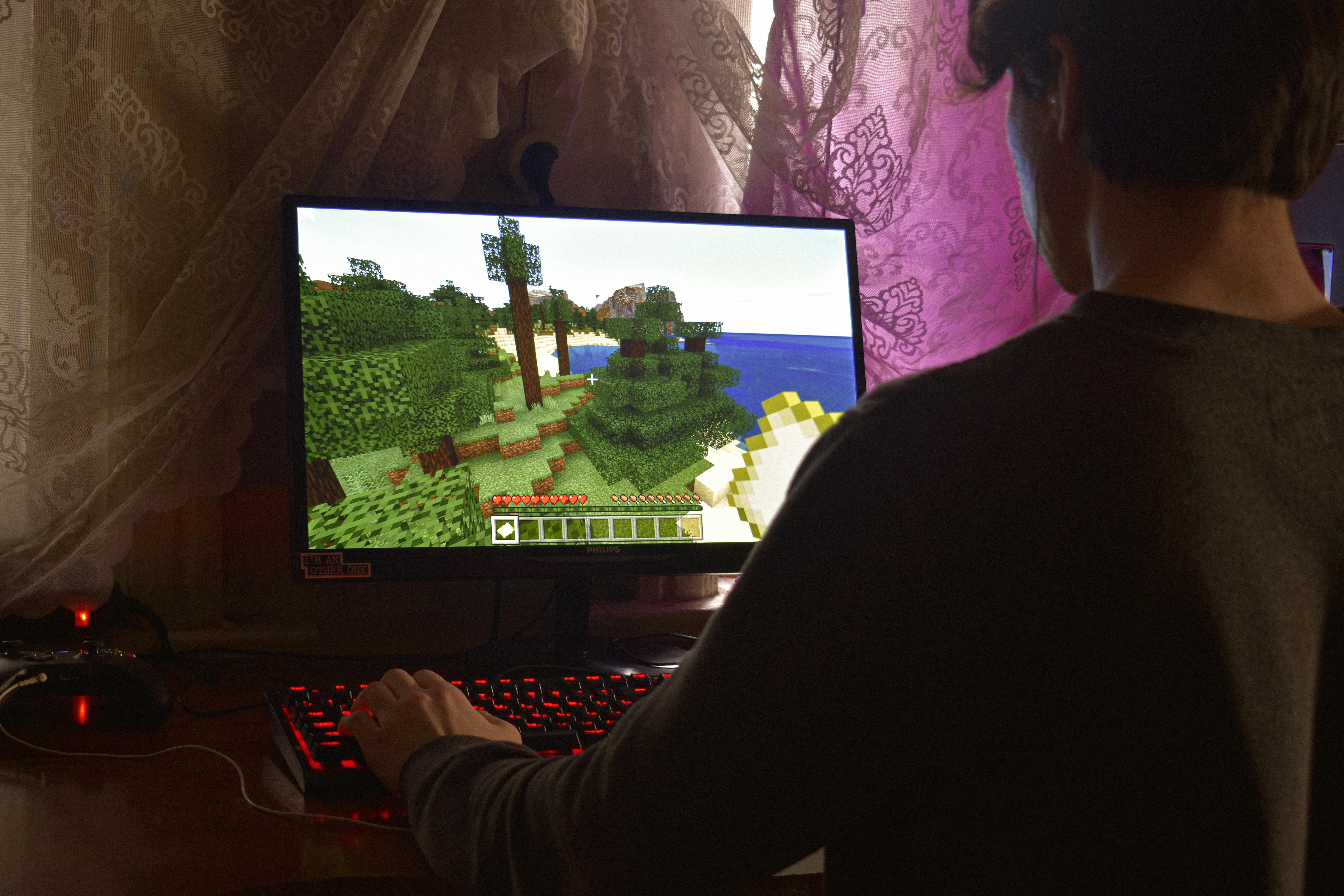 Un hombre jugando a un juego online | Fuente: Pexels