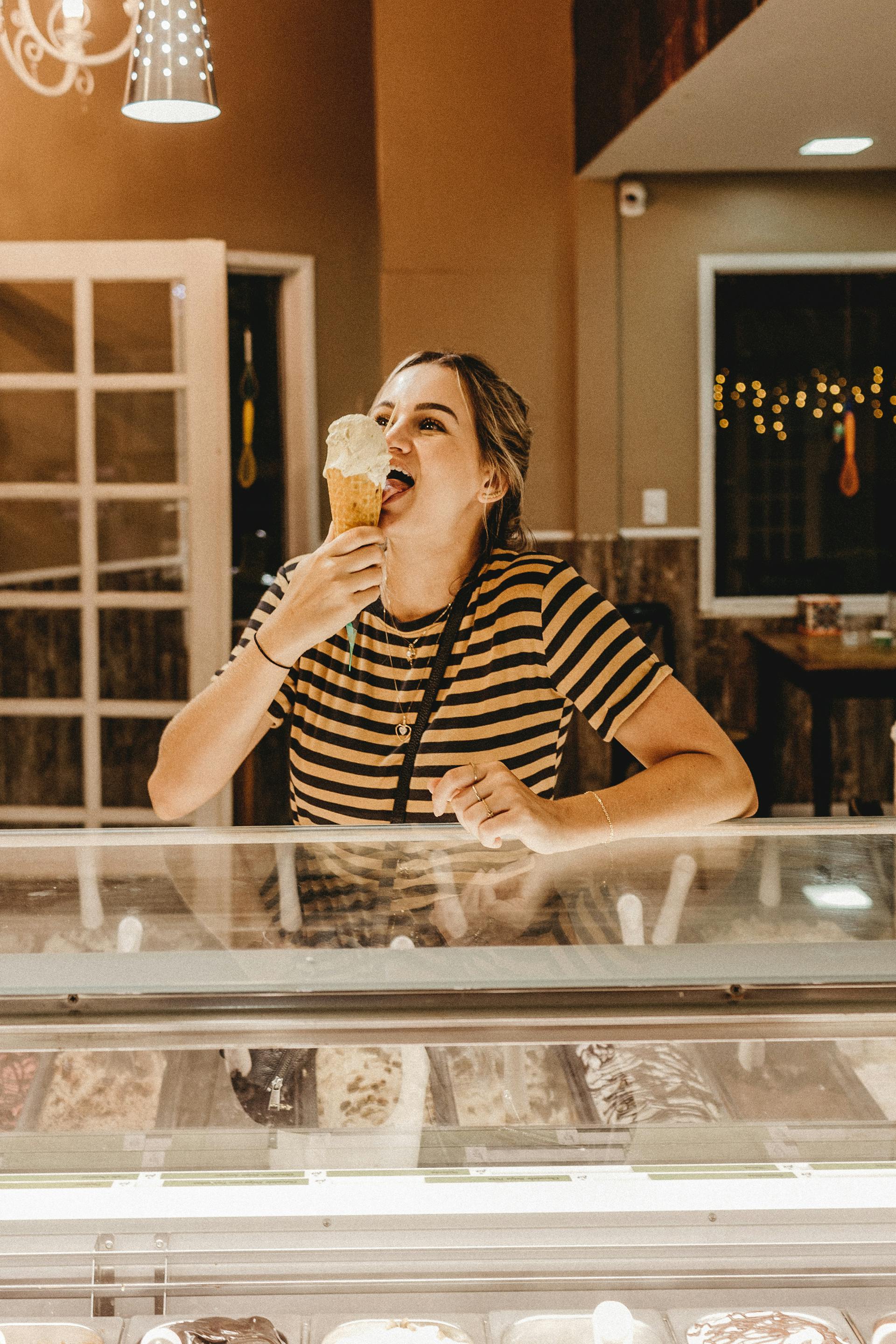 Una mujer disfrutando de un cucurucho de helado | Fuente: Pexels