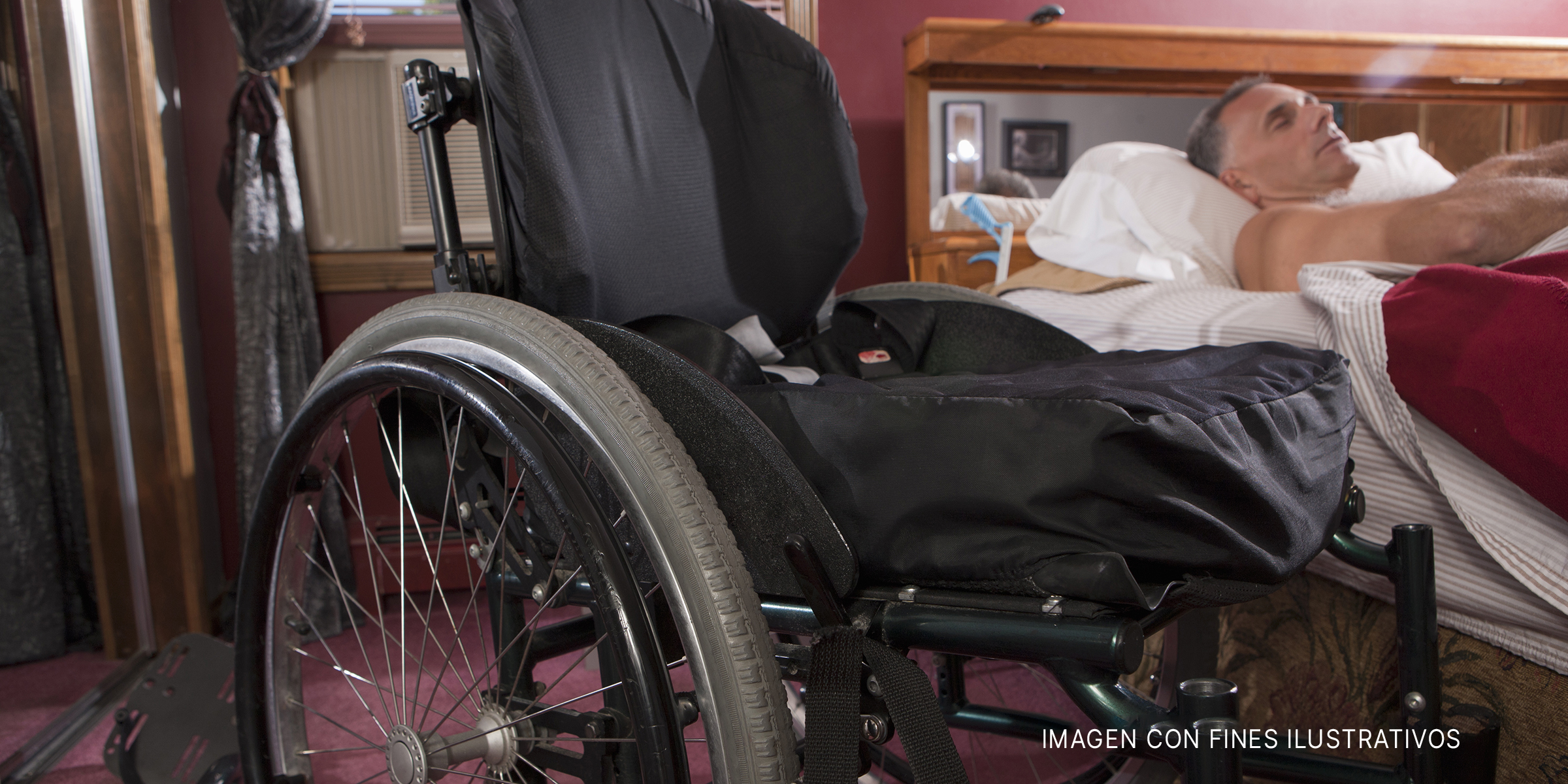 Hombre duerme junto a una silla de ruedas | Foto : Getty Images