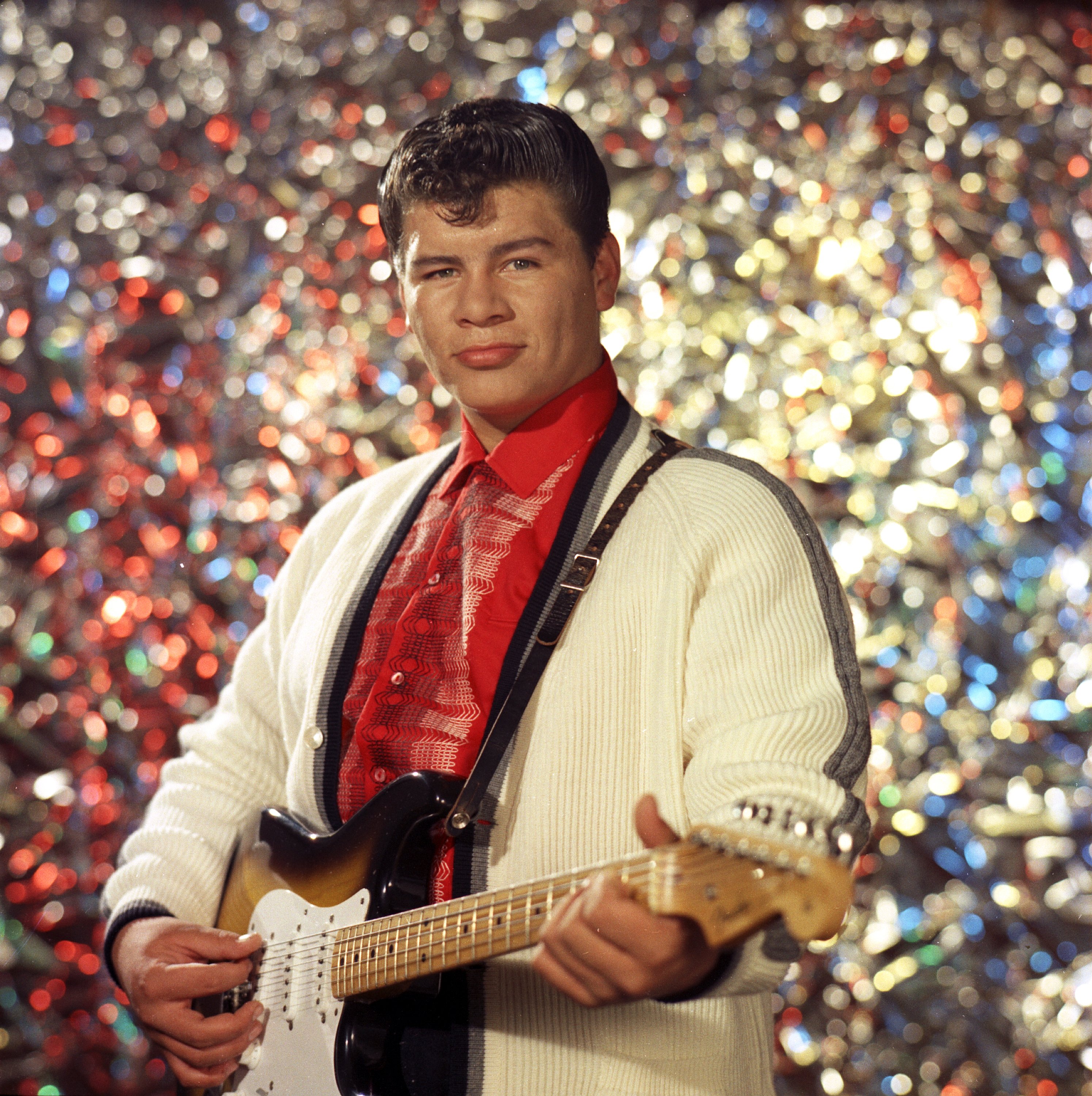 Ritchie Valens posa para la famosa sesión de la portada de su álbum en julio de 1958 en Los Ángeles, California. | Foto: Getty Images