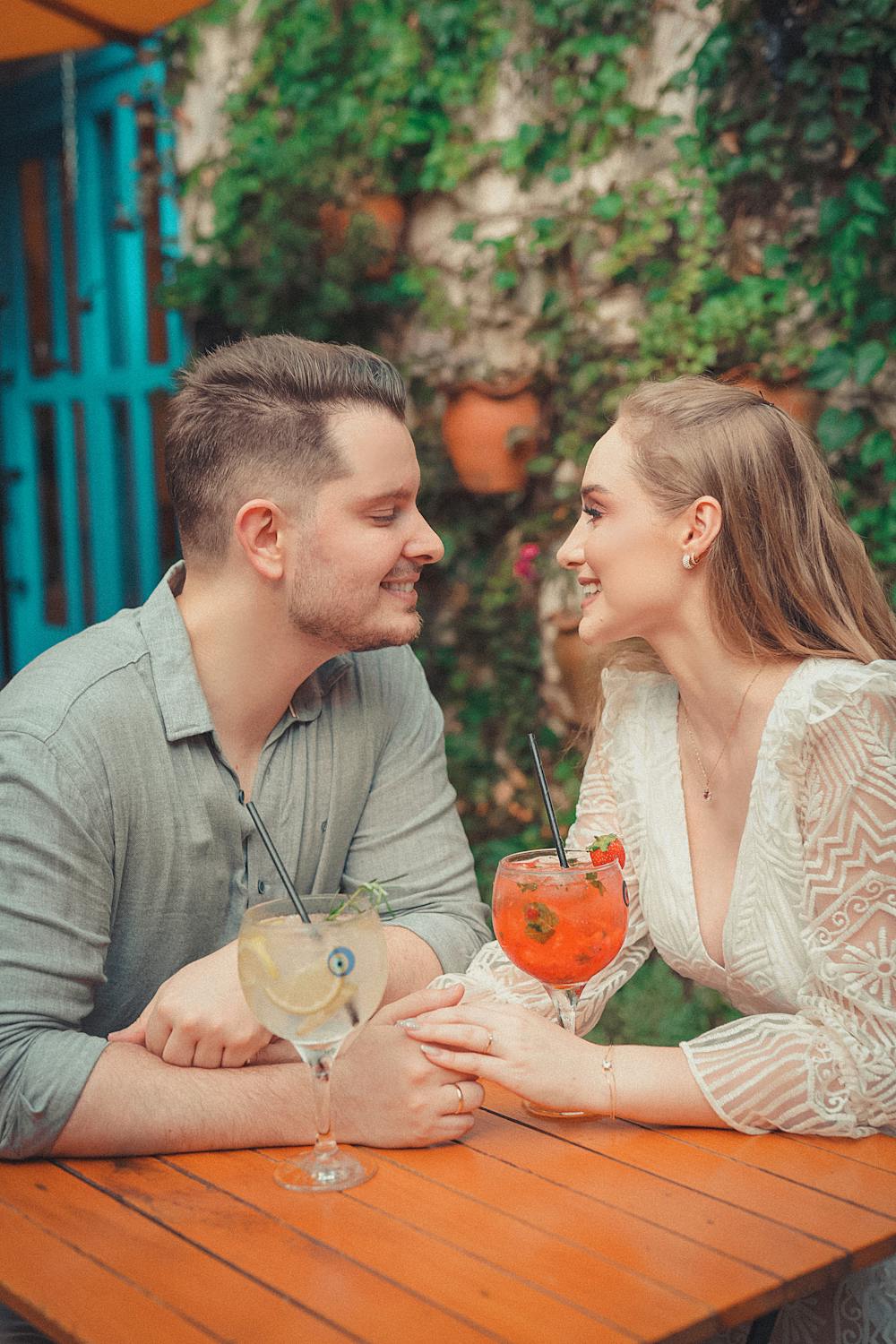 Una pareja en una cafetería | Fuente: Pexels