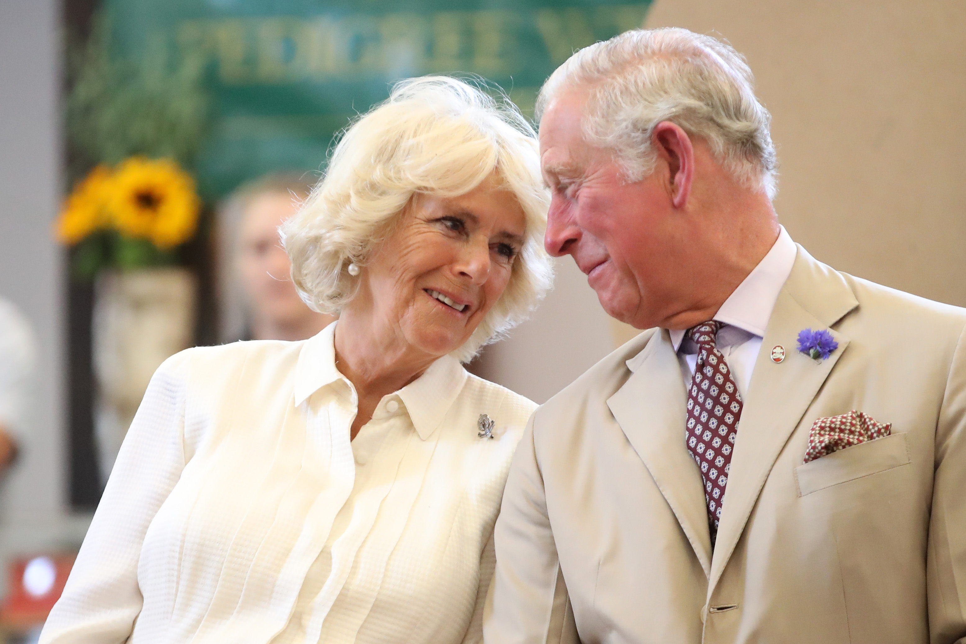 El príncipe Charles, príncipe de Gales, y Camilla, duquesa de Cornualles, reinauguran el recientemente renovado salón comunitario eduardiano, The Strand Hall, en Builth Wells, Gales, el 4 de julio de 2018 | Fuente: Getty Images