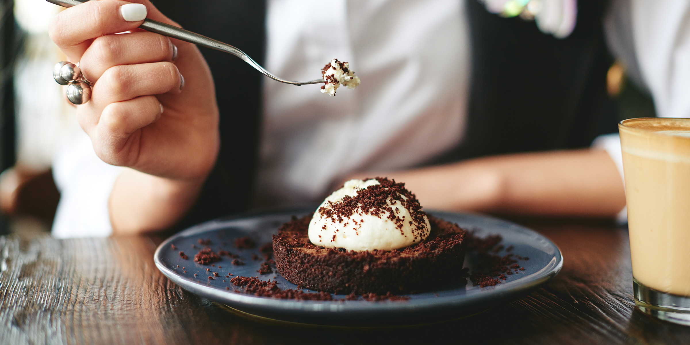 Mujer comiendo postre | Fuente: Shutterstock