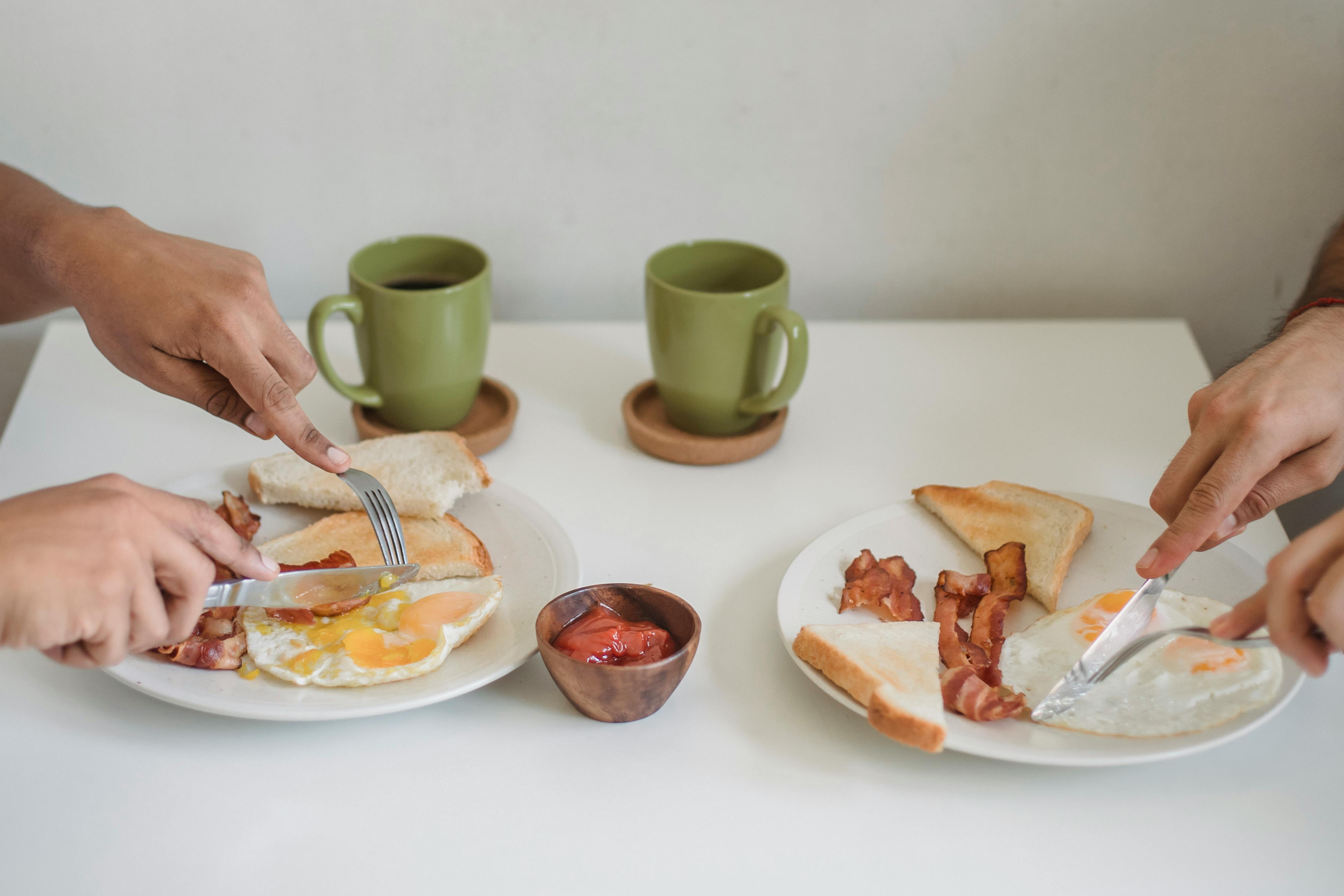 Dos personas desayunando | Fuente: Pexels
