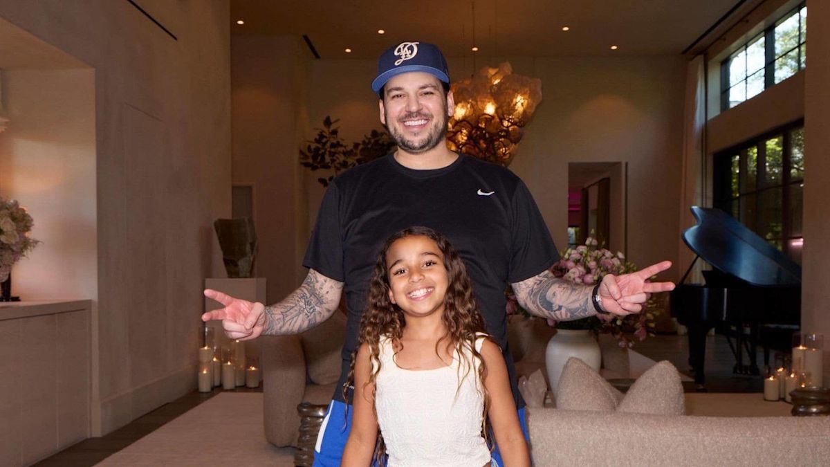 Rob Kardashian sonríe junto a su hija Dream en una foto familiar que ha compartido Kim Kardashian en Instagram. Los dos posan juntos con sonrisas similares, lo que nos da una bonita idea de cómo es la vida de Rob como padre entregado, lejos de los focos. | Fuente: Instagram/kimkardashian.