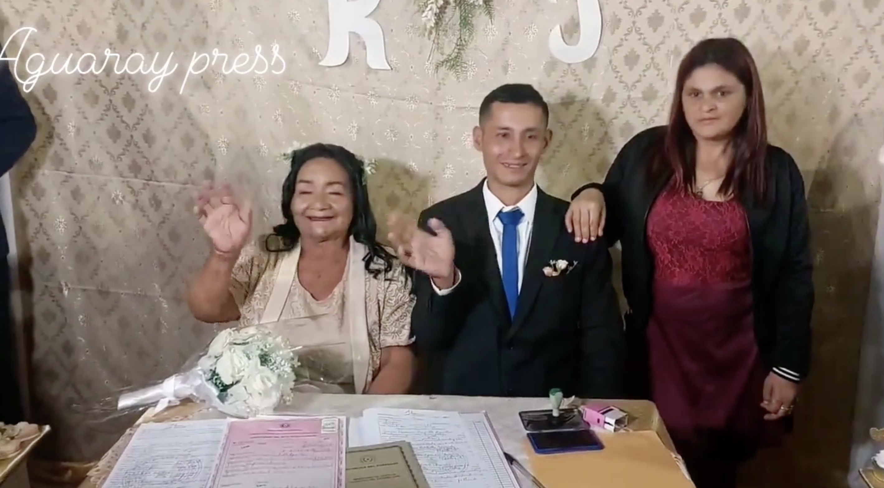 Rufina Ibarra y Juan Portillo sonríen y saludan a los invitados sentados en su mesa nupcial. | Foto: facebook.com/Aguaray-Press