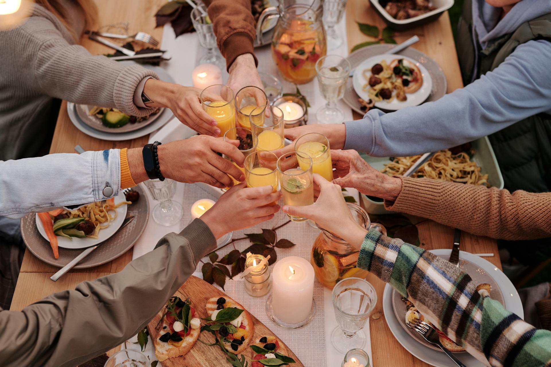 Una foto en primer plano de los miembros de una familia brindando durante la cena | Fuente: Pexels