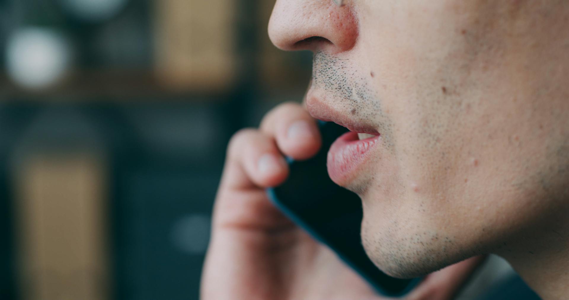Un hombre hablando por el móvil | Fuente: Pexels