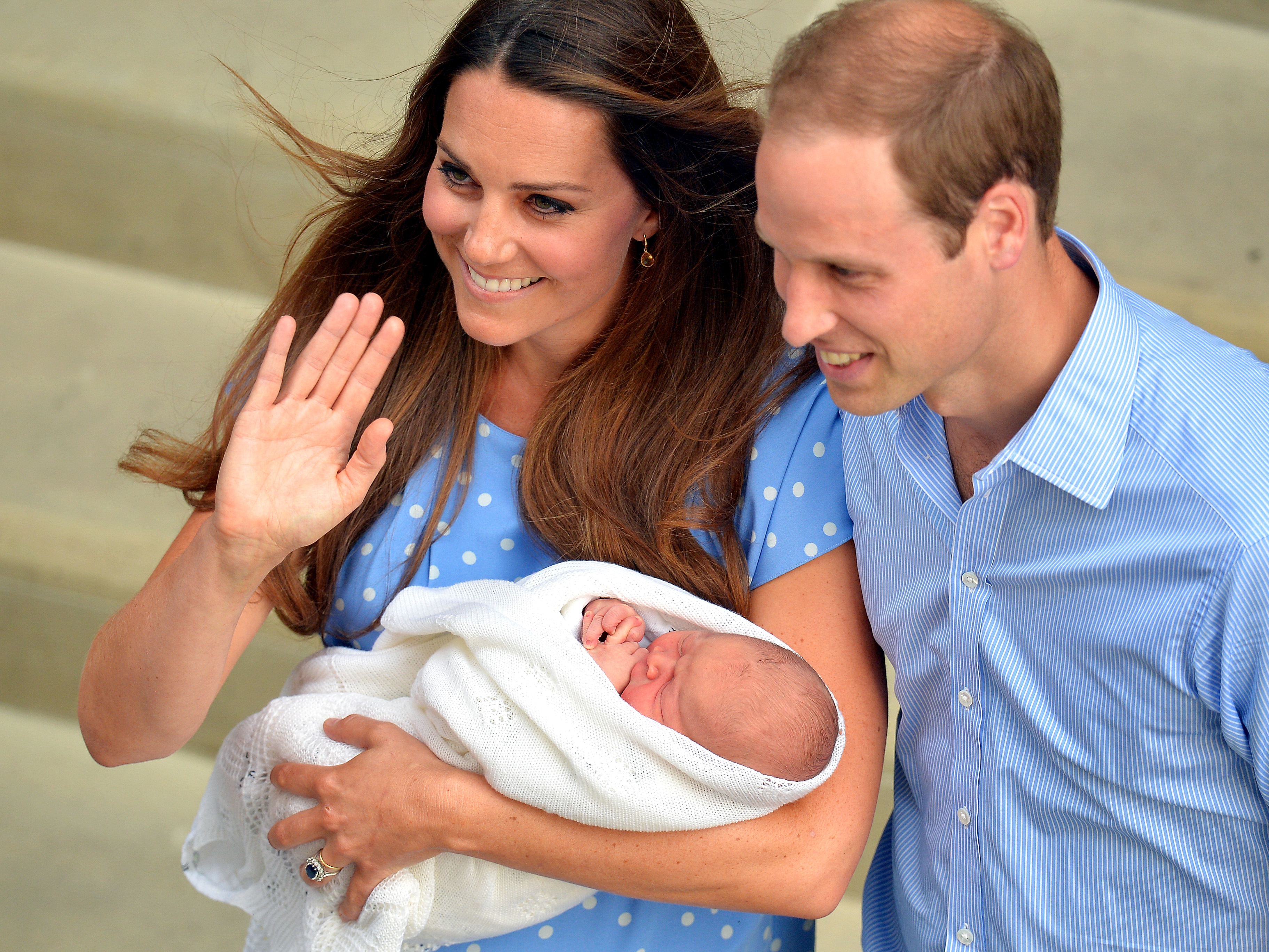 La princesa Catherine y el príncipe William con el príncipe George tras el día de su nacimiento en Londres, Inglaterra, el 23 de julio de 2013 | Fuente: Getty Images