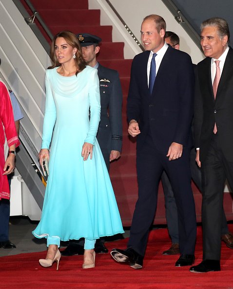 Catherine, duquesa de Cambridge y Prince William, duque de Cambridge llegan a la base aérea de Kur Khan antes de su gira real por Pakistán el 14 de octubre de 2019 en Rawalpindi, Pakistán. | Foto: Getty Images