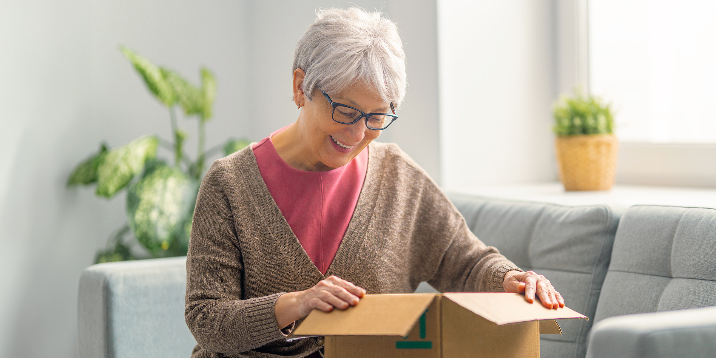 Una anciana abriendo una caja | Fuente: Shutterstock