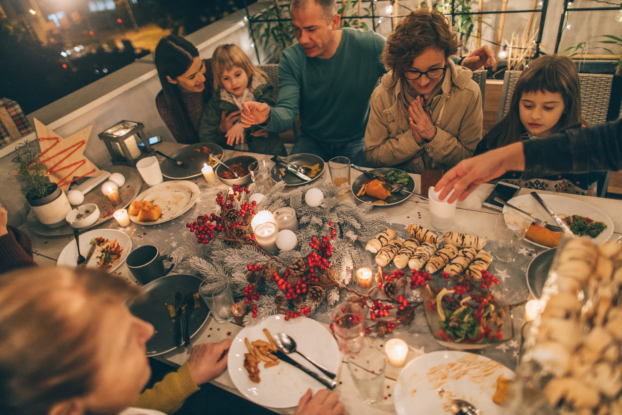 Familia disfrutando una cena navideña | Foto: Getty Images