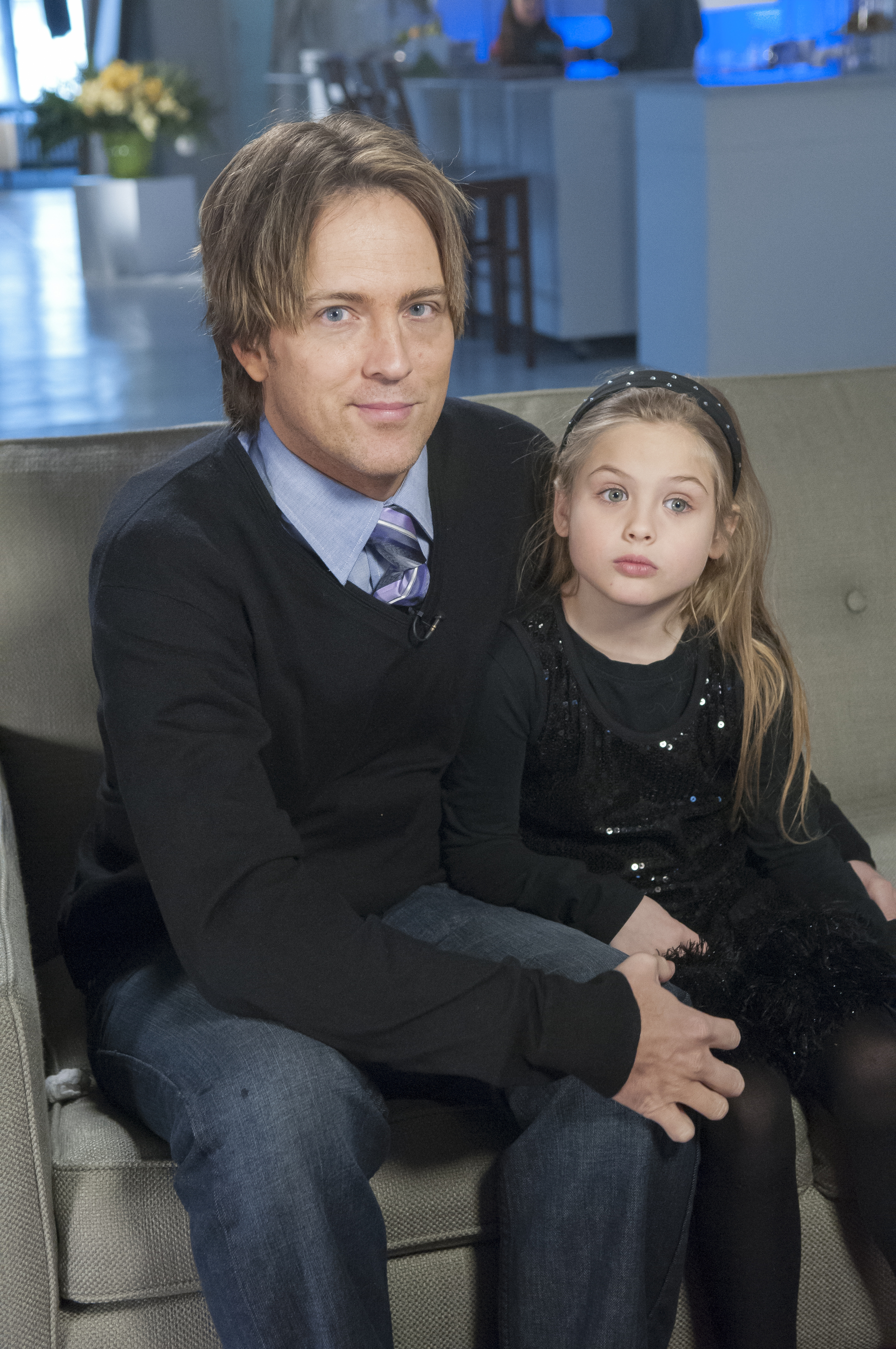 Larry Birkhead aparece en una foto con su hija pequeña, Dannielynn Birkhead, que comparte con la ex actriz y modelo Anna Nicole Smith, en "Stars, Scars and Showbiz Kids", en enero de 2013. | Foto: Getty Images