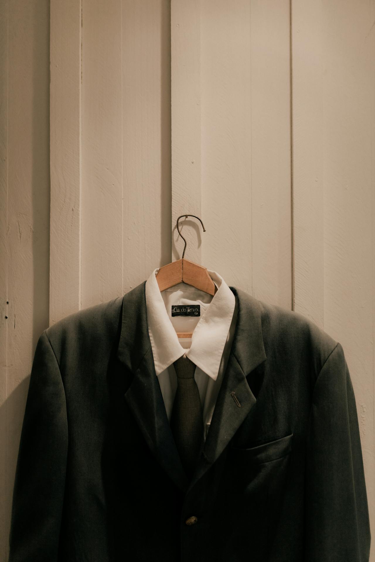 Un traje en una percha | Fuente: Pexels