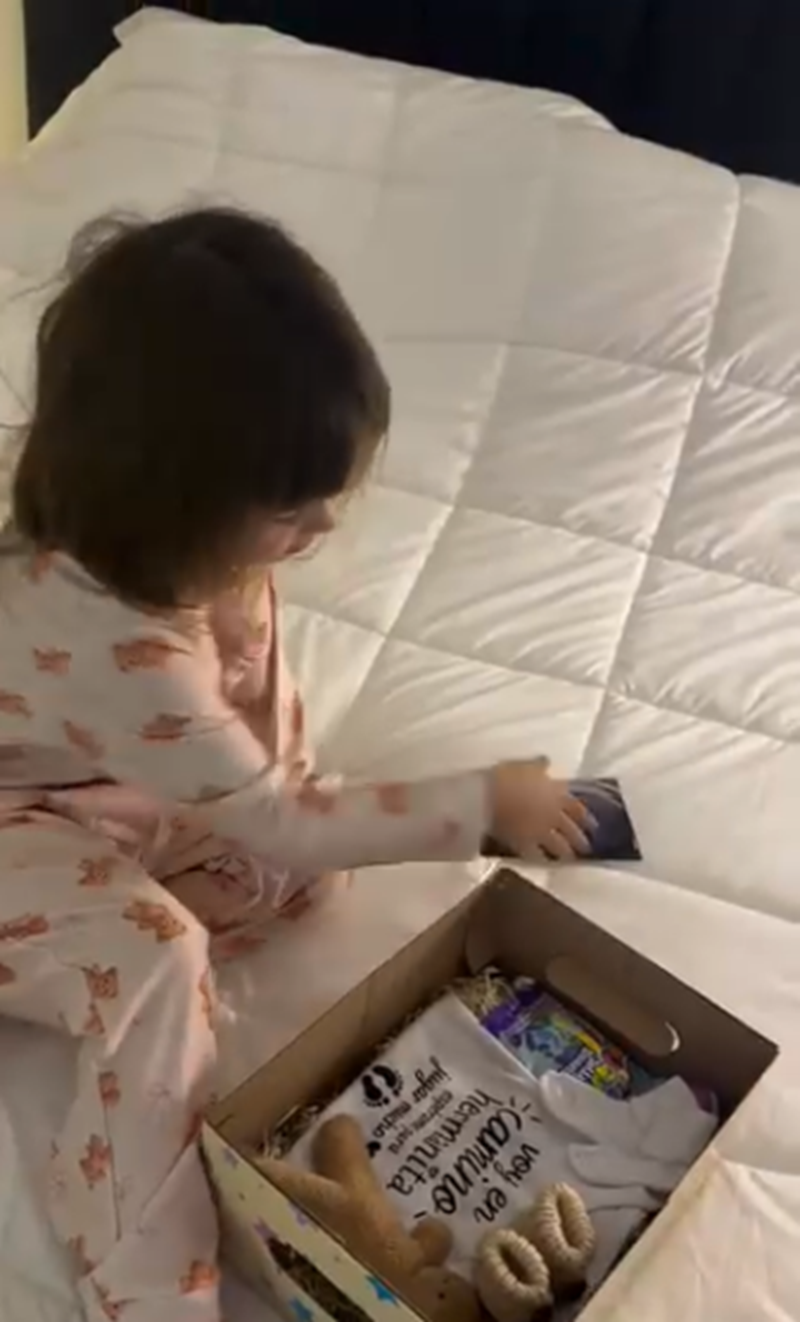 Tamara Báez revelando a su hija Jamaica que se va a convertir en hermana mayor | Fuente: Instagram/tamiiibaez123