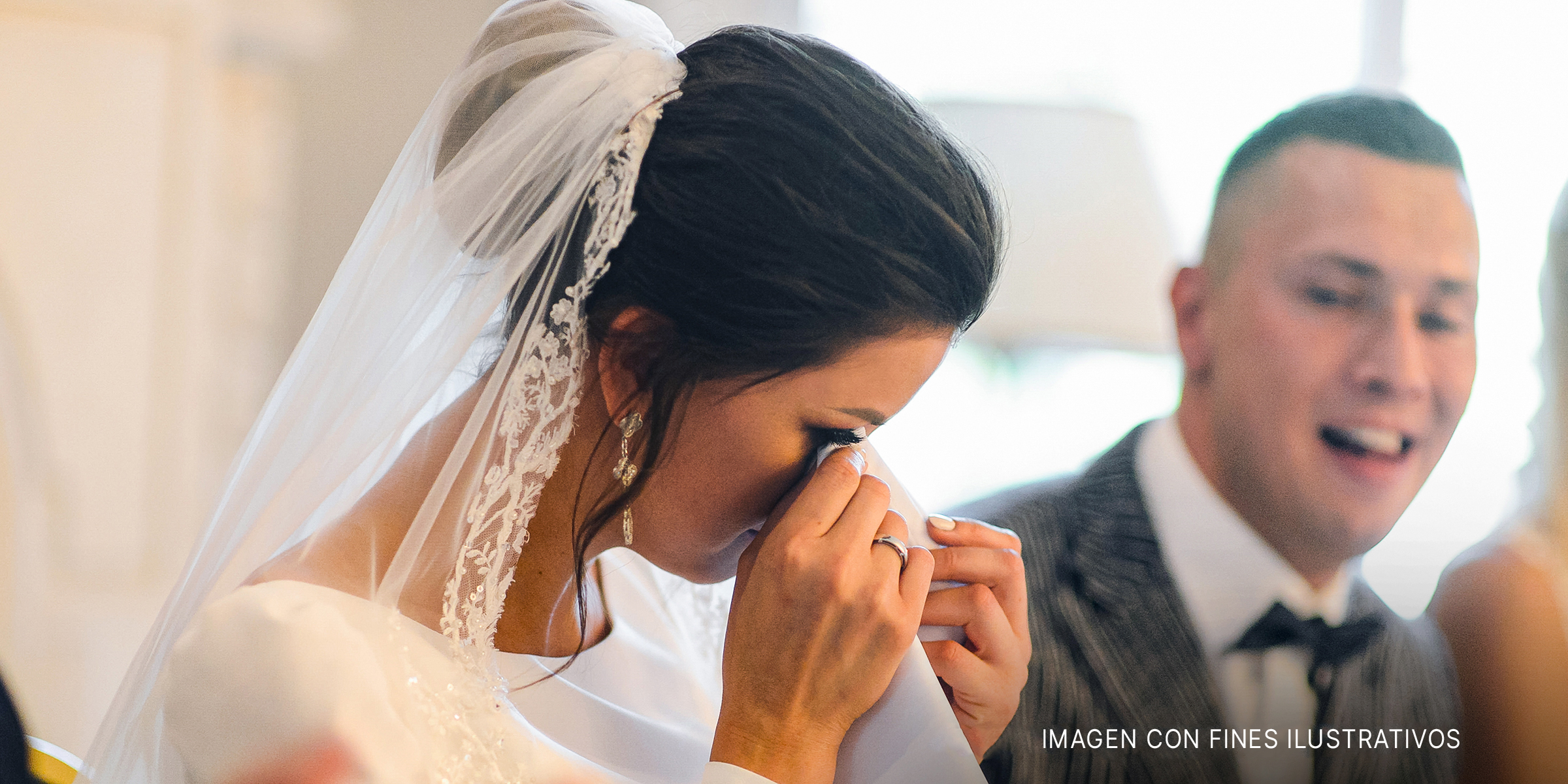 Una mujer llorando emocionada el día de su boda | Foto: Shutterstock
