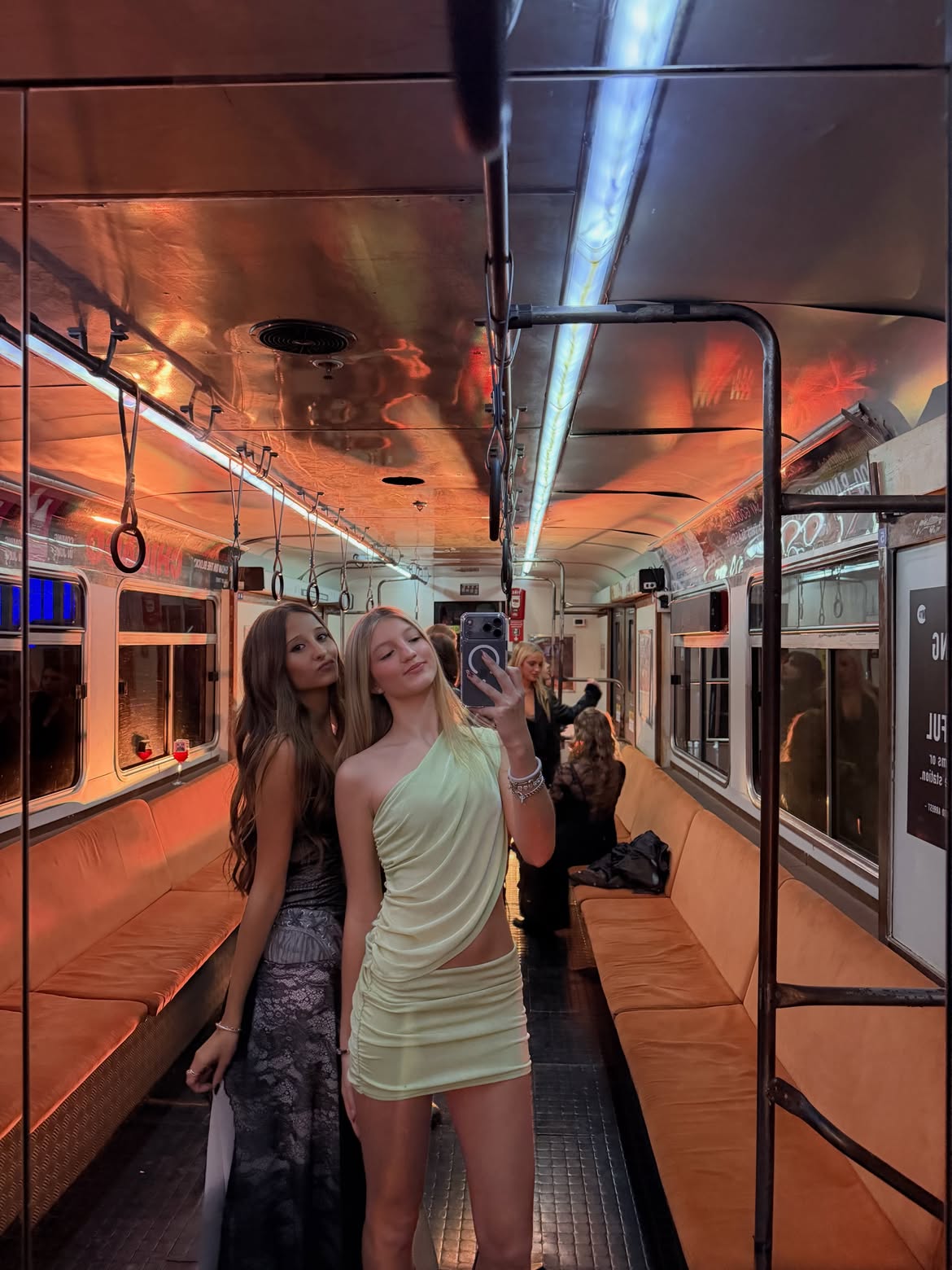 Allegra Cubero junto a una amiga dentro de un antiguo vagón de subte | Fuente: Instagram/cubero.allegra