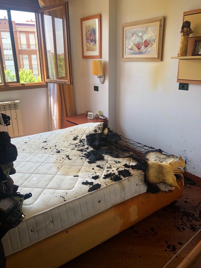 Colchón se incendió dentro de vivienda por explosión de cargador en Valladolid. | Foro: Twitter/BomberosValladolid