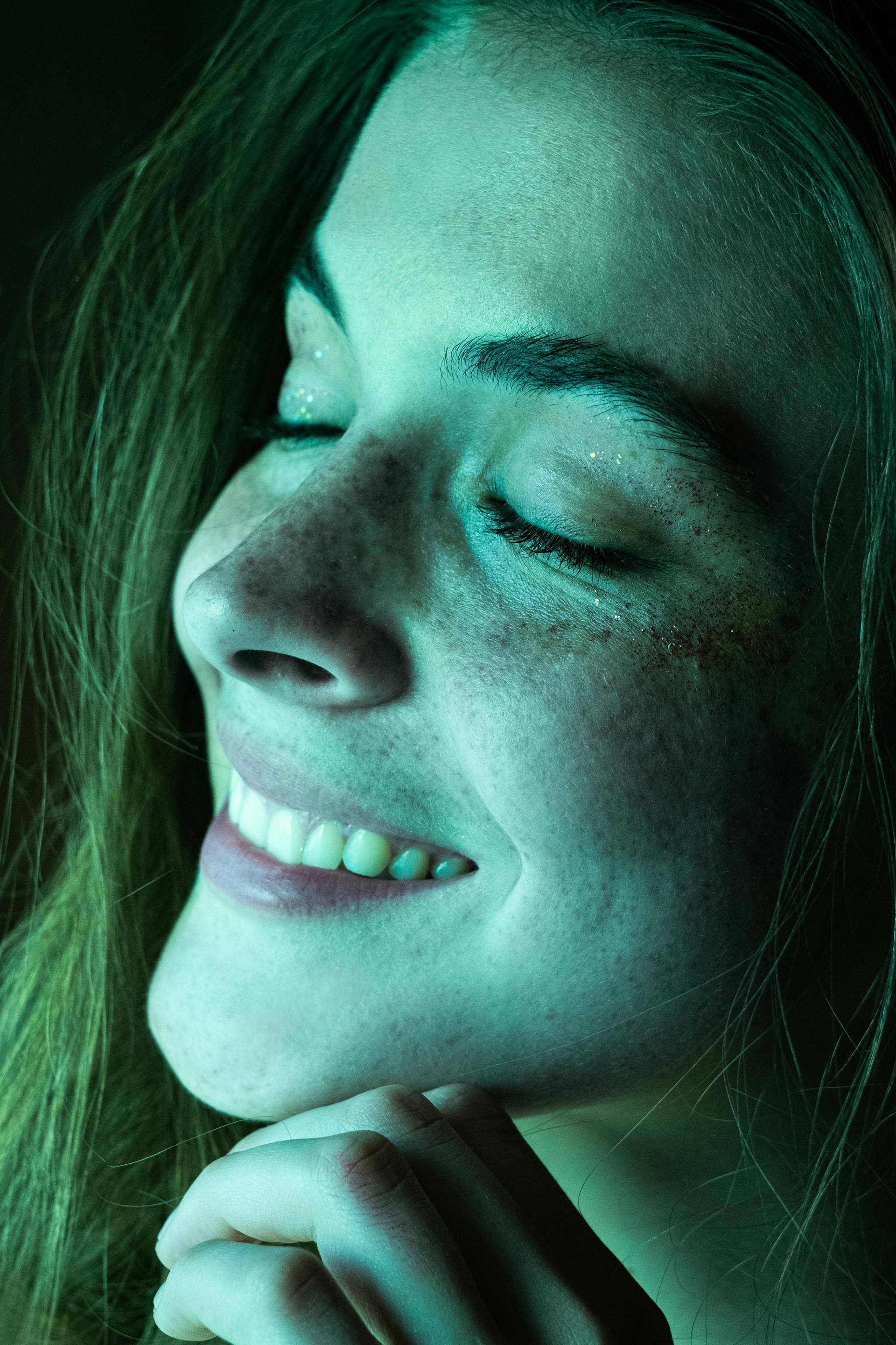 Una mujer con una sonrisa de satisfacción | Fuente: Pexels